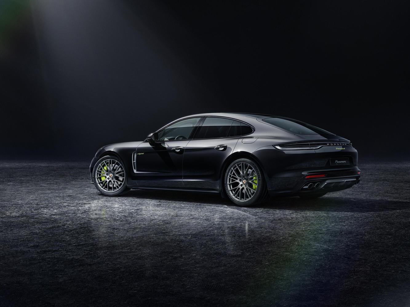 獨樹一幟的Panamera白金版將提供Panamera、Panamera 4二款車型選擇。