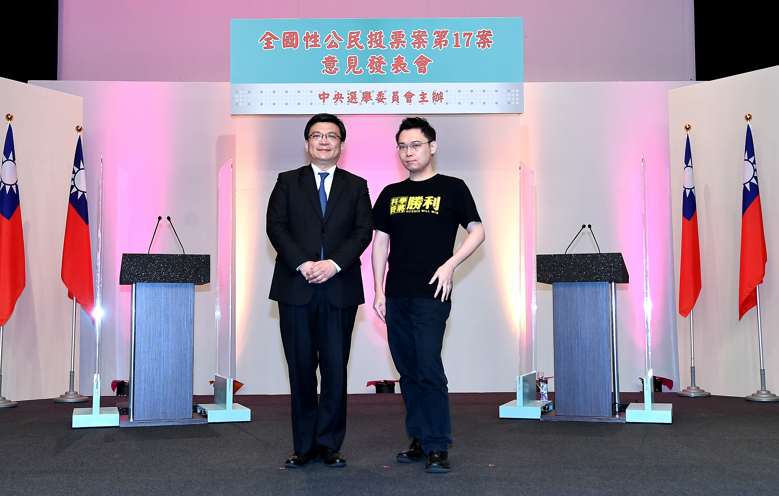 重啟核四公投案說明會，正方由公投領銜人黃士修代表，反方為經濟部次長曾文生。（華視提供）