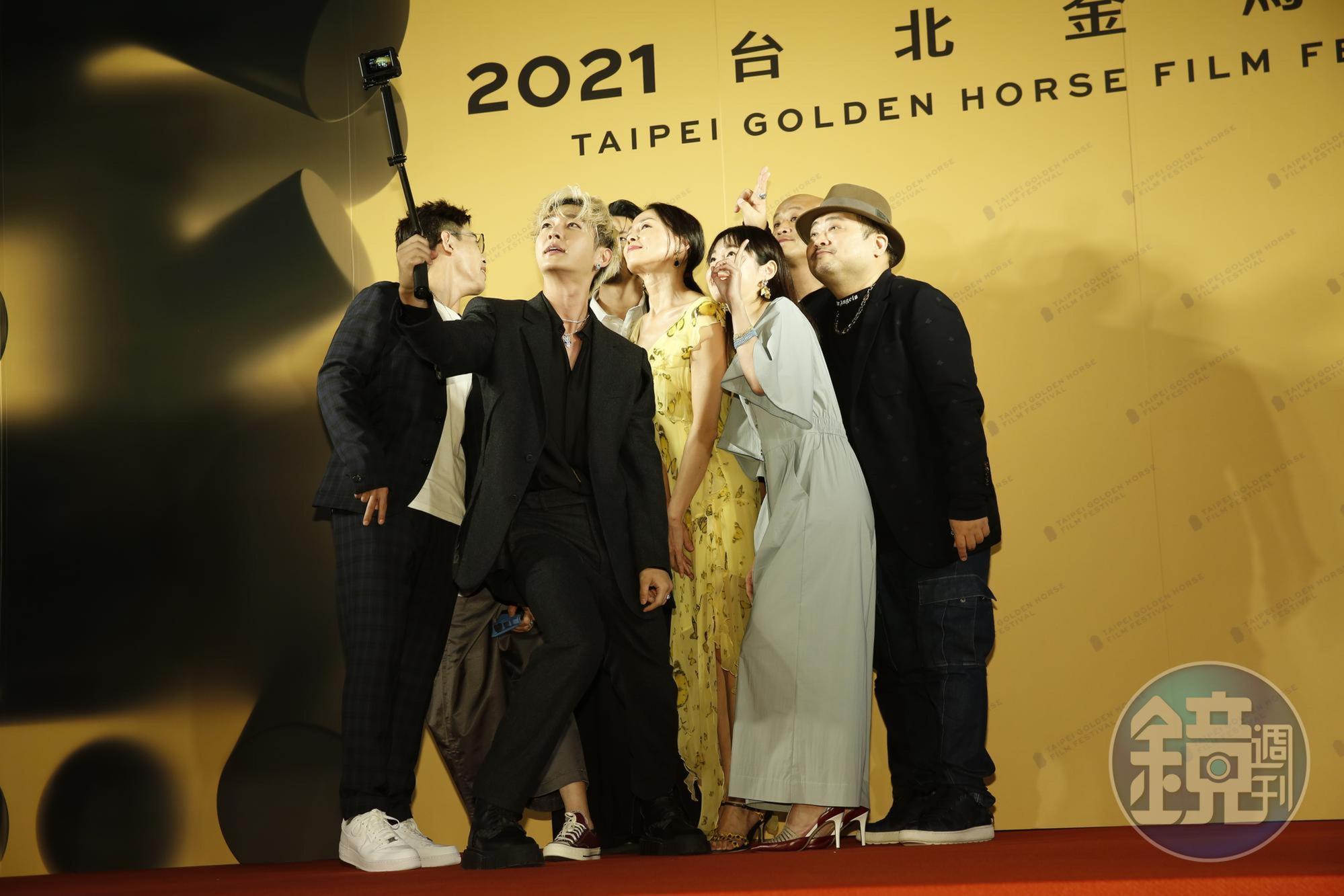 《我願意》以影集而於金馬影展首映,包括炎亞綸、姚淳耀、柯淑勤、田中千惠及導演、監製等在台上開心自拍。