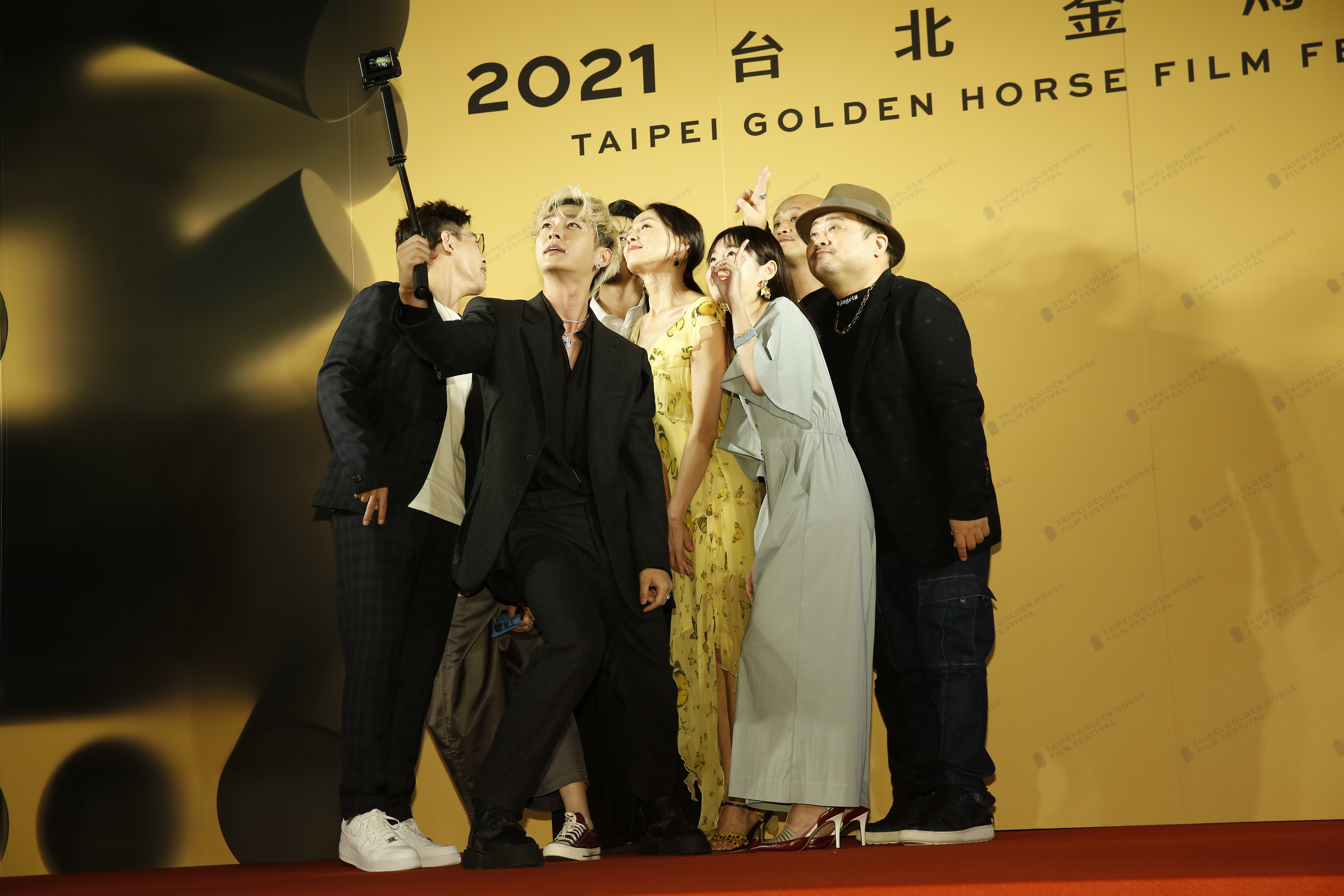 《我願意》以影集而於金馬影展首映，包括炎亞綸、姚淳耀、柯淑勤、田中千惠及導演、監製等在台上開心自拍。