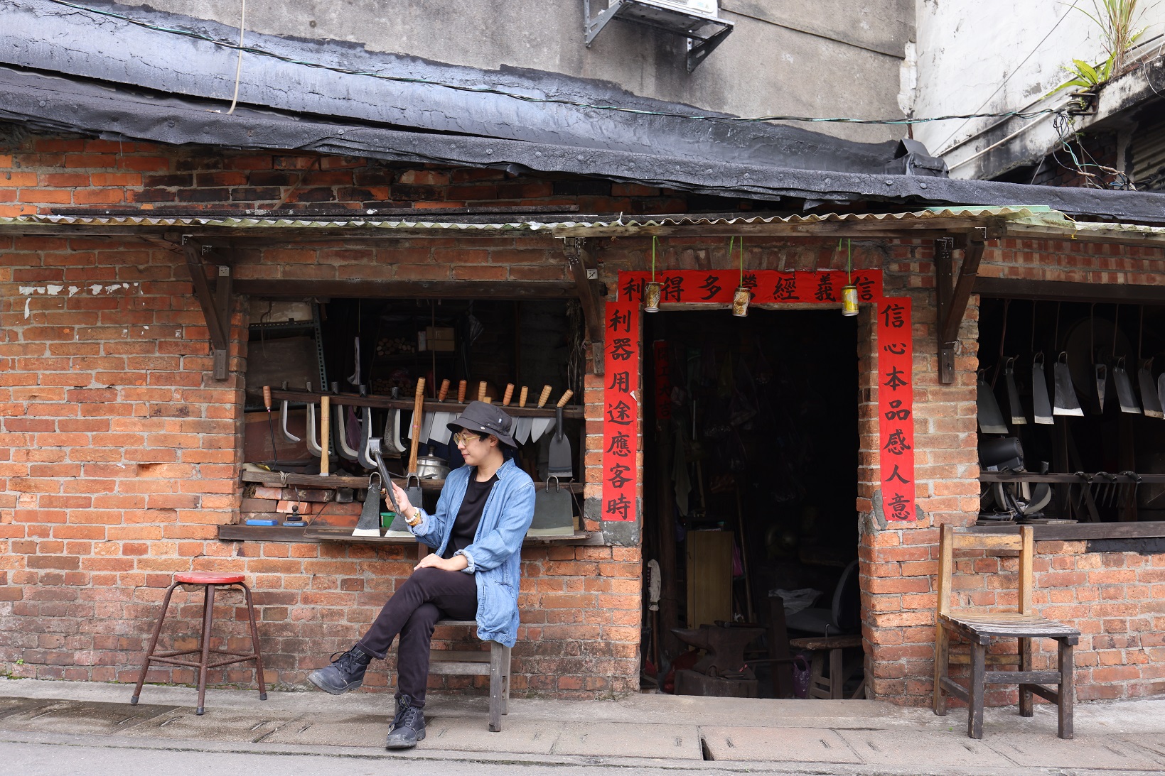 紅磚矮房裡的「雙溪打鐵舖」，是許多在地人的共同記憶。