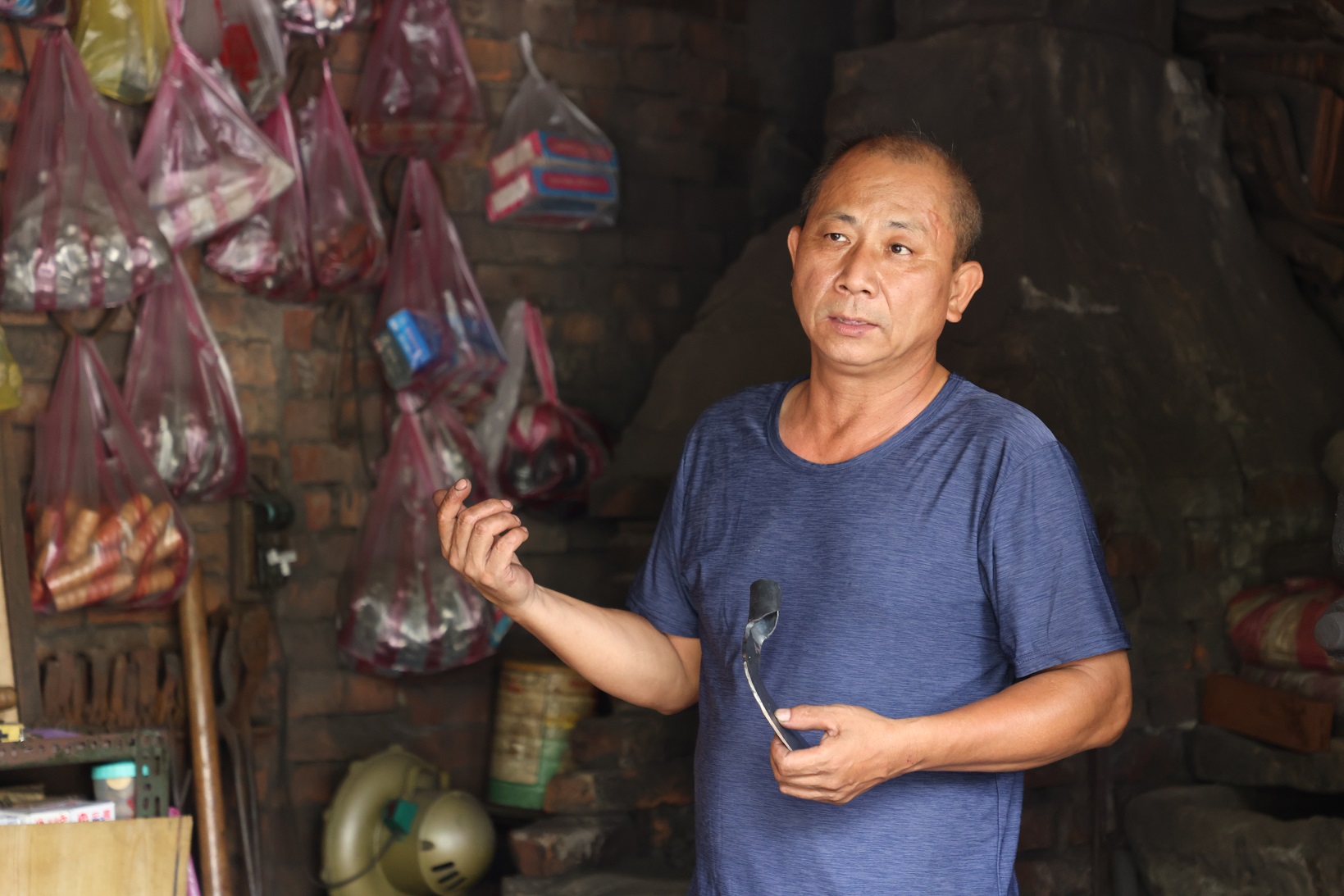 接手「茂伯」店面的莊老闆，談起父親全是思念。