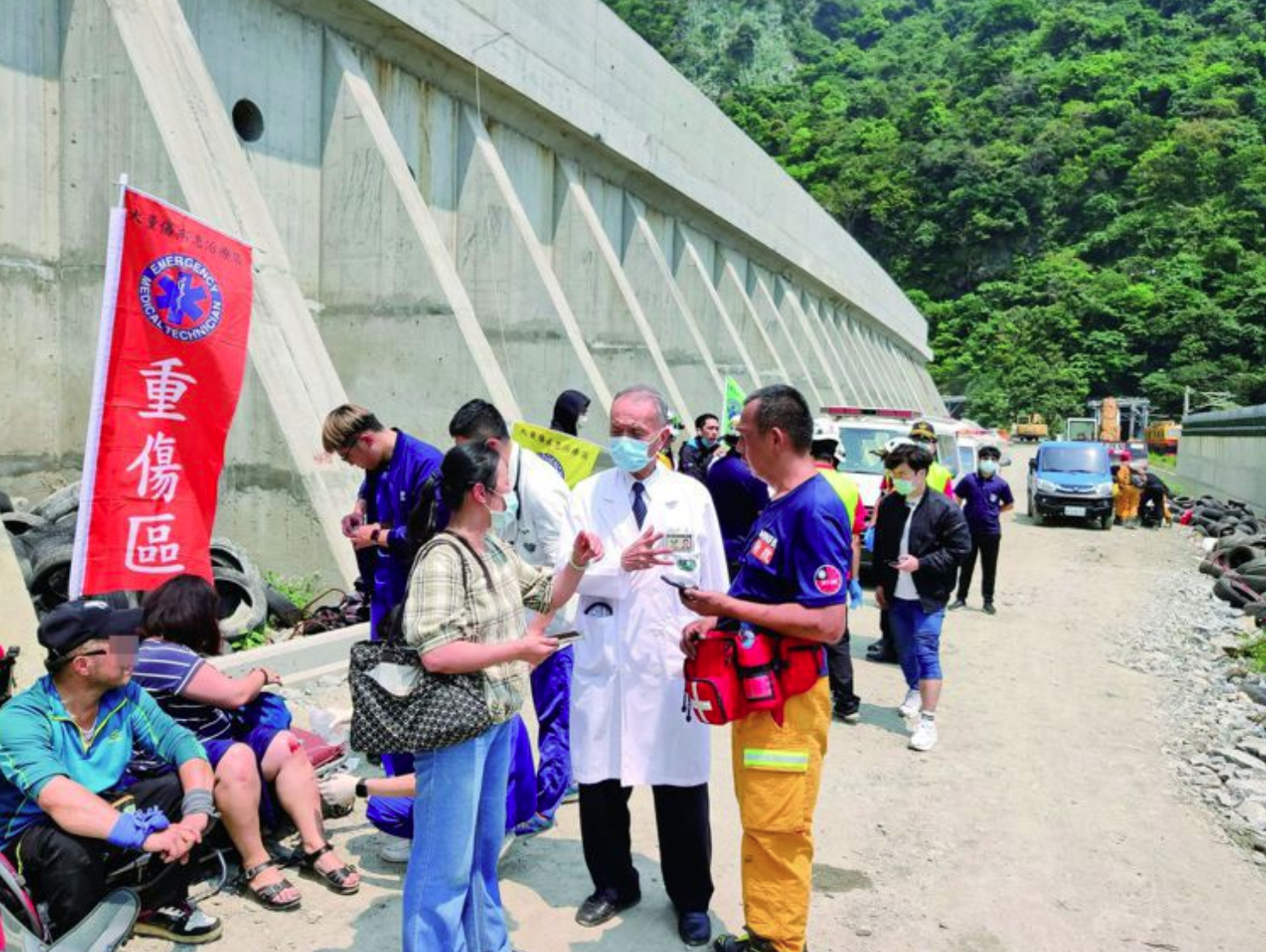 慈濟醫療財團法人執行長林俊龍（白袍者），參與花蓮太魯閣號事故救災工作，感嘆醫病關係每況愈下。（慈濟花蓮醫院提供）
