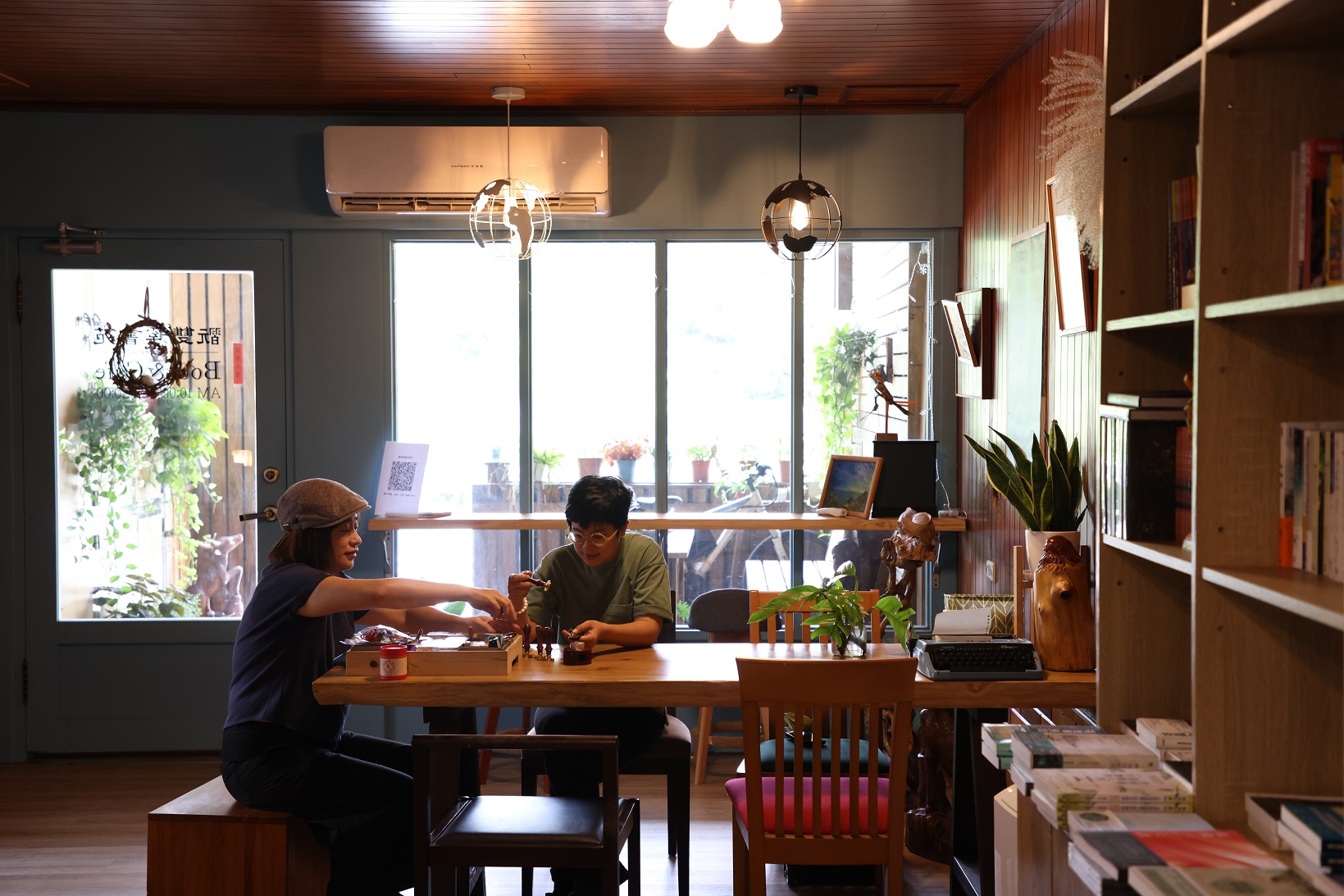 坐在店內讀書，感受雙溪幽靜的午後時光。