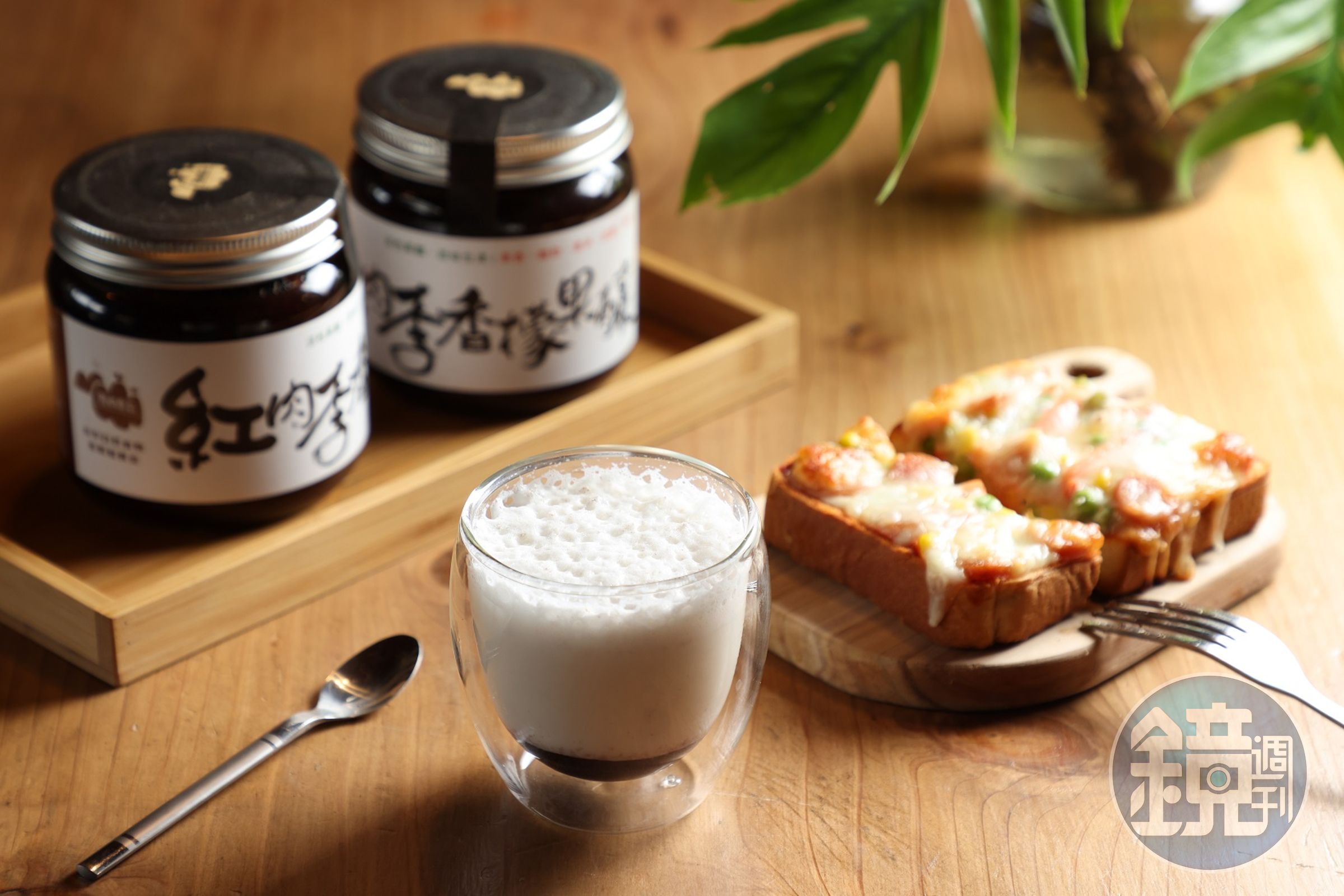 與附近農莊合作的「鮮奶果釀」（左，150元／杯），以及自製的「吐司披薩」（右，90元／份）。