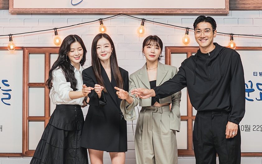 李善彬、韓善伙、鄭恩地與崔始源在愛奇藝國際站專訪中笑聲不斷。（愛奇藝國際站提供）