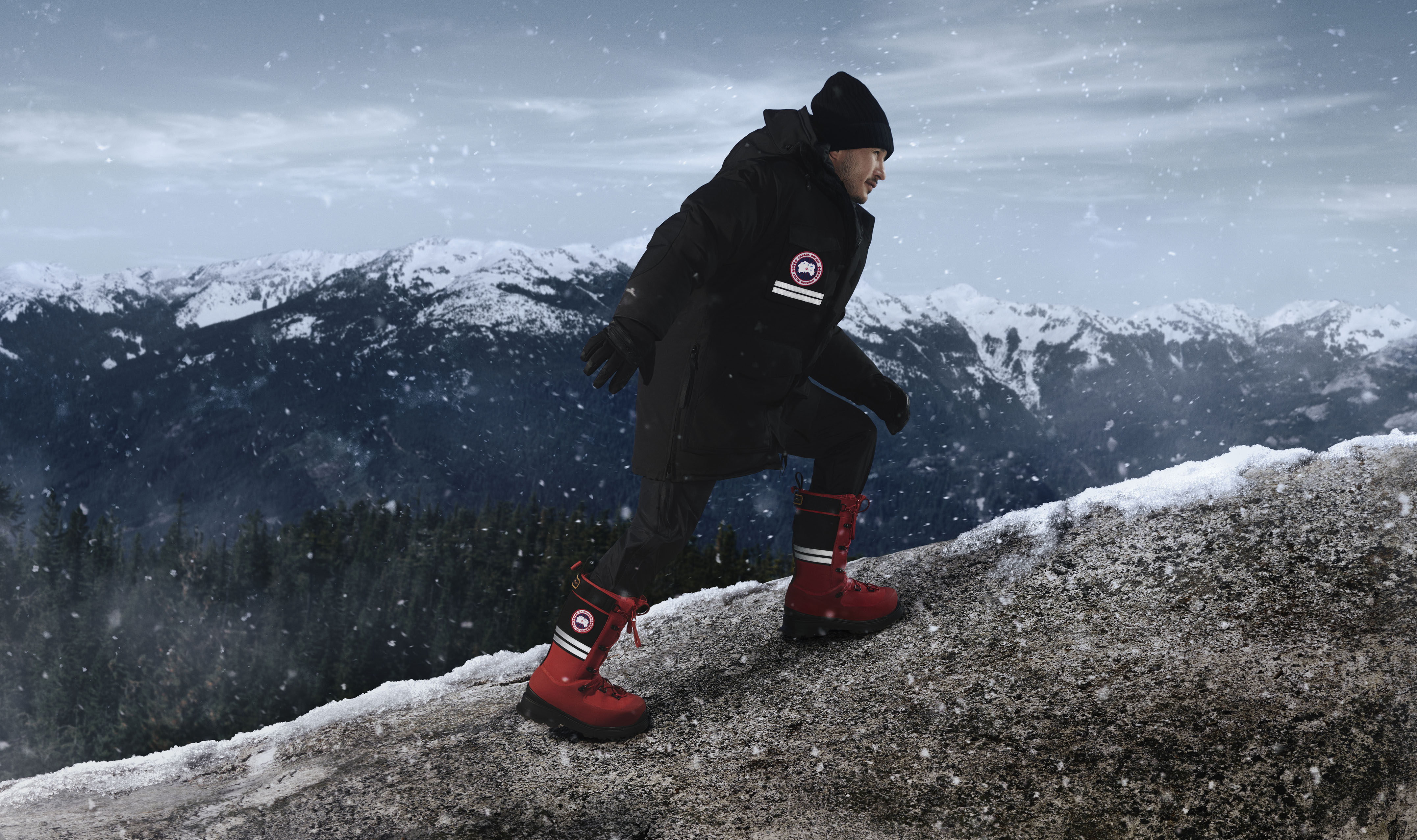前NHL球員Jordin Tootoo腳上穿著紅色Snow Mantra Boot雪靴為Canada Goose拍攝影片。NT$44,100。(Canada Goose提供)