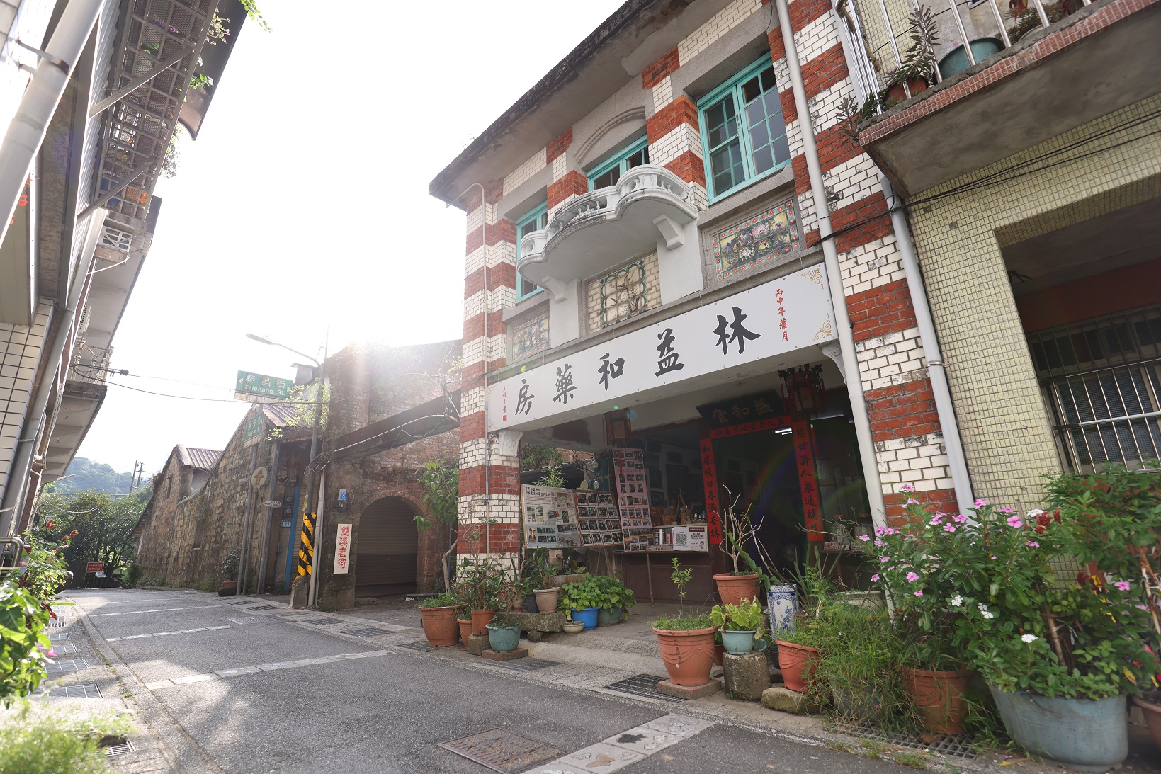 紅磚白帶的建築，上頭可看見牡丹富貴的花磚。