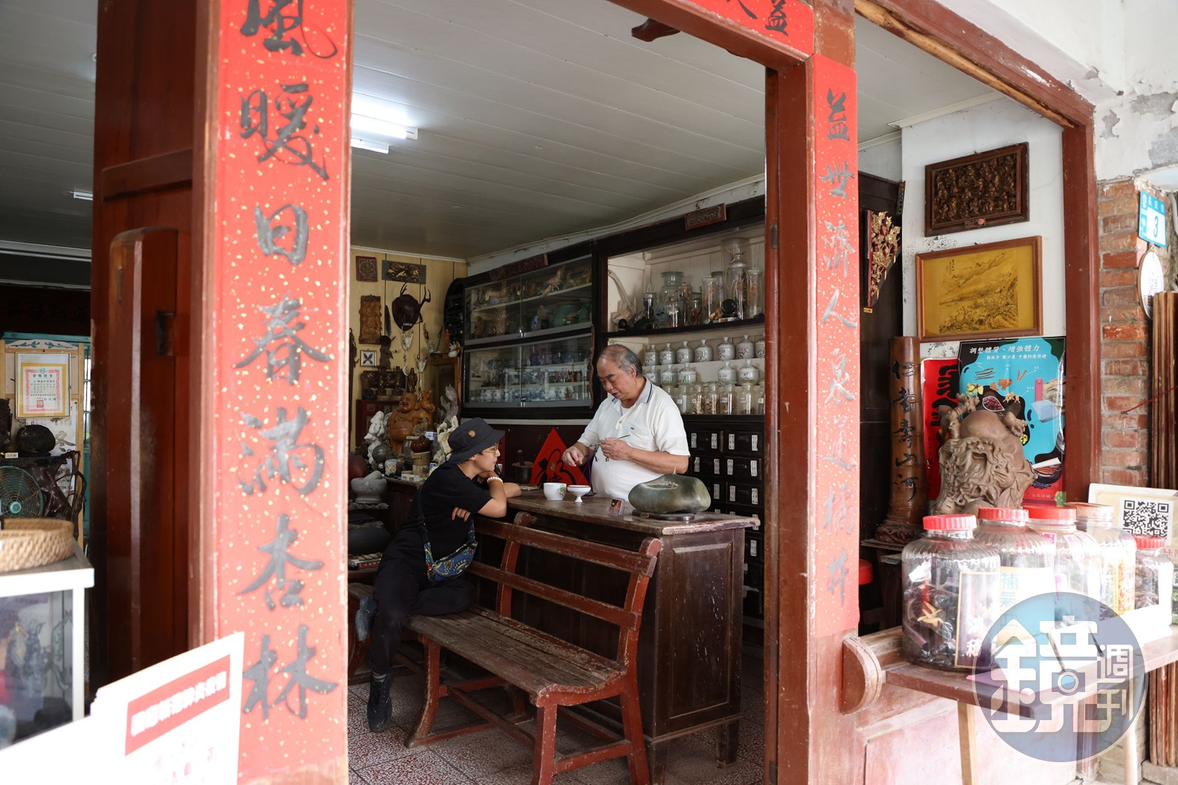 店內有許多舊時的藥房收藏。