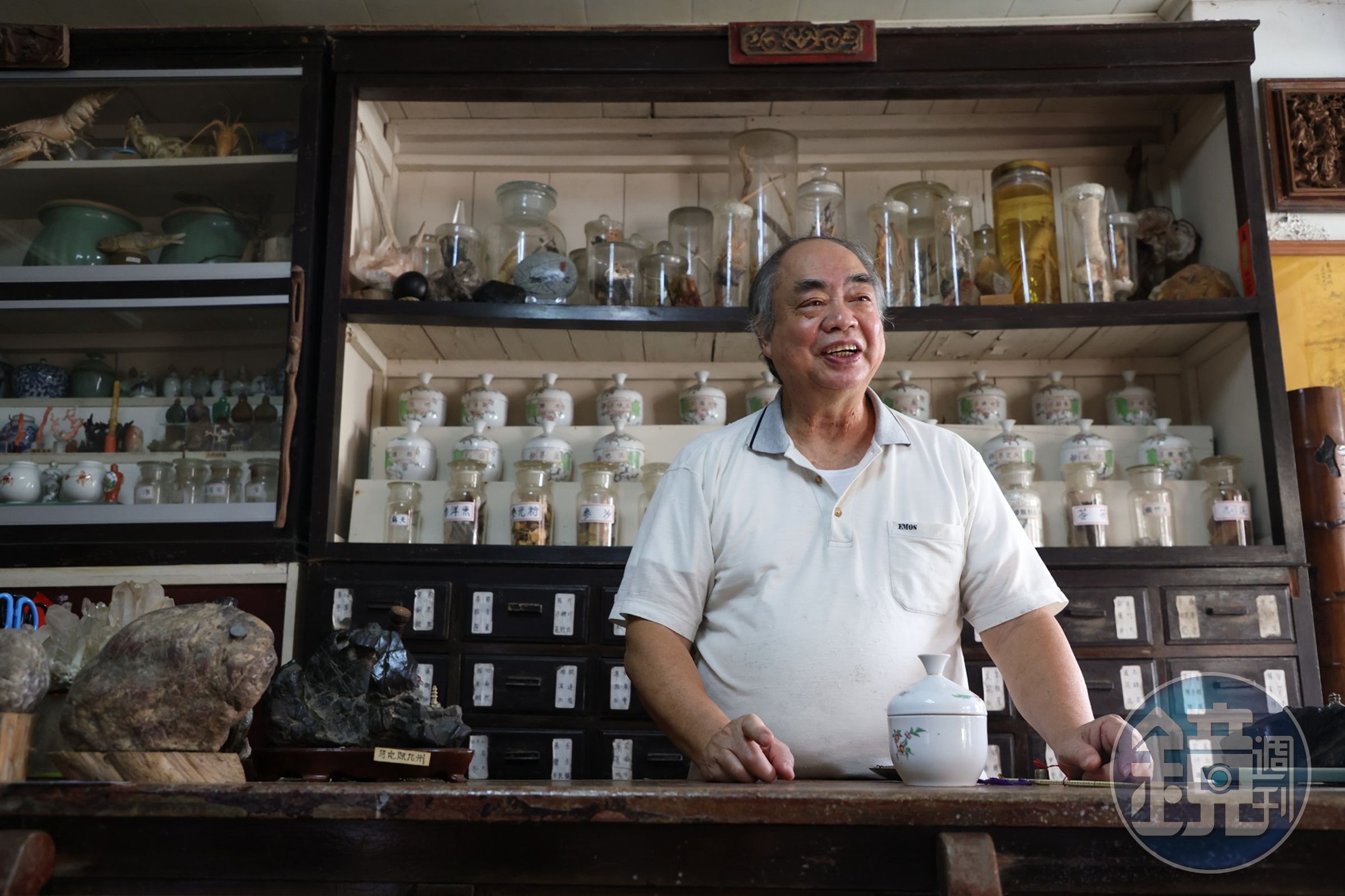 旅客走入「林益和堂」，聽主人林顯揚訴說關於中藥行的故事。