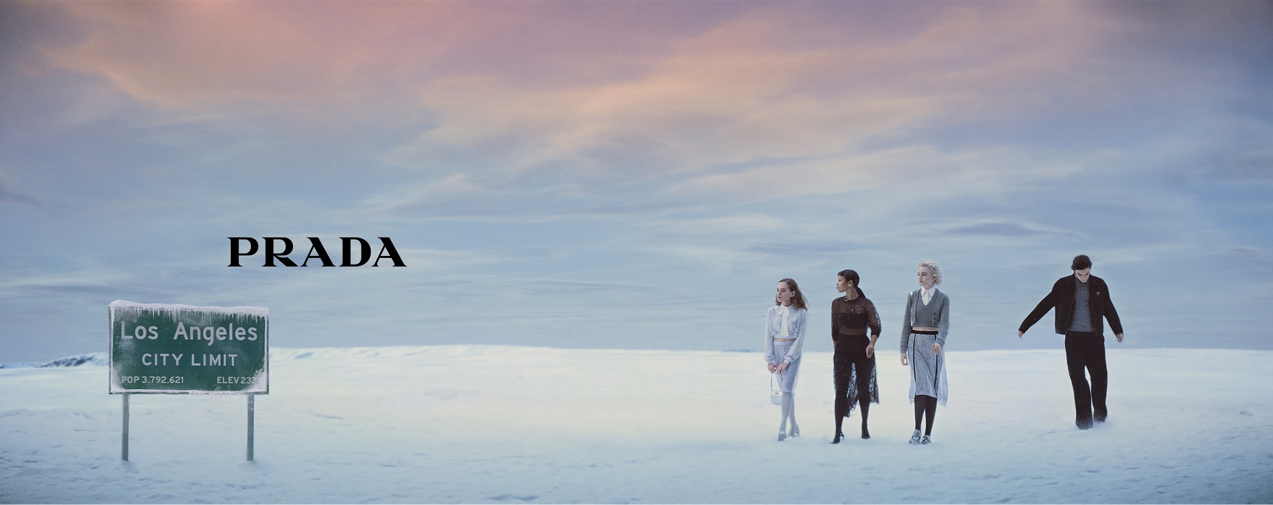 PRADA 2021耶誕假日系列以被冰雪覆蓋的洛杉磯為想像，整個系列充滿晶亮效果。（PRADA提供）