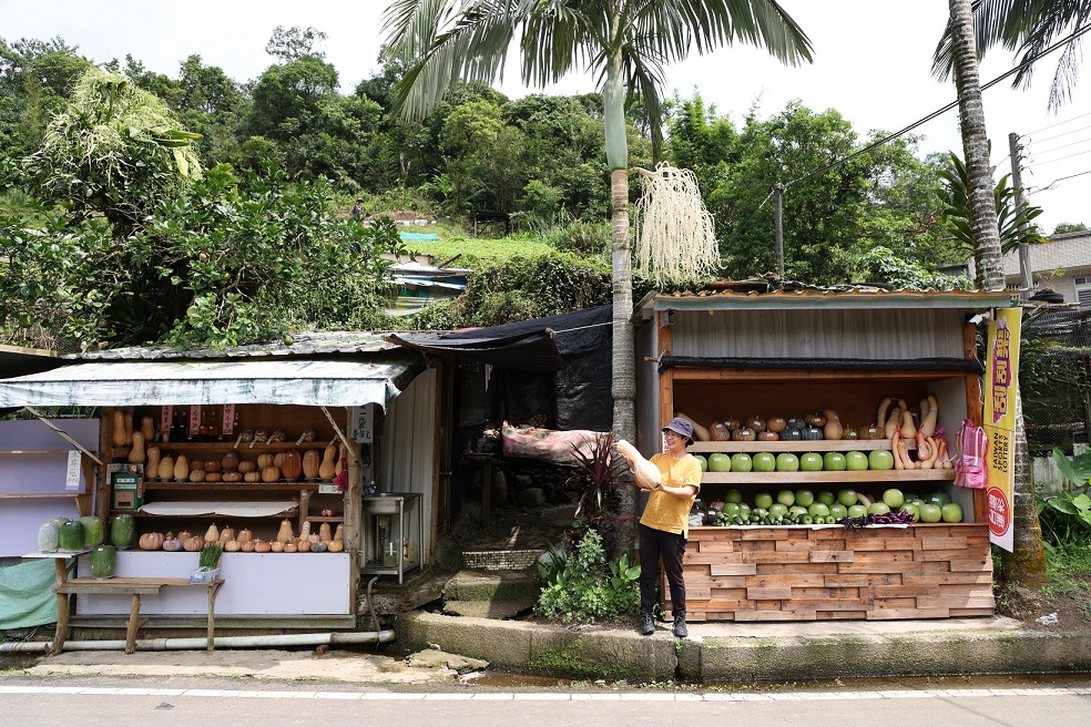 彷彿藝術家作品的「無人菜攤」，在山中顯得格外可愛。