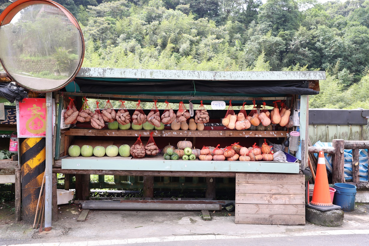 多半菜攤都是展示自家蔬果。