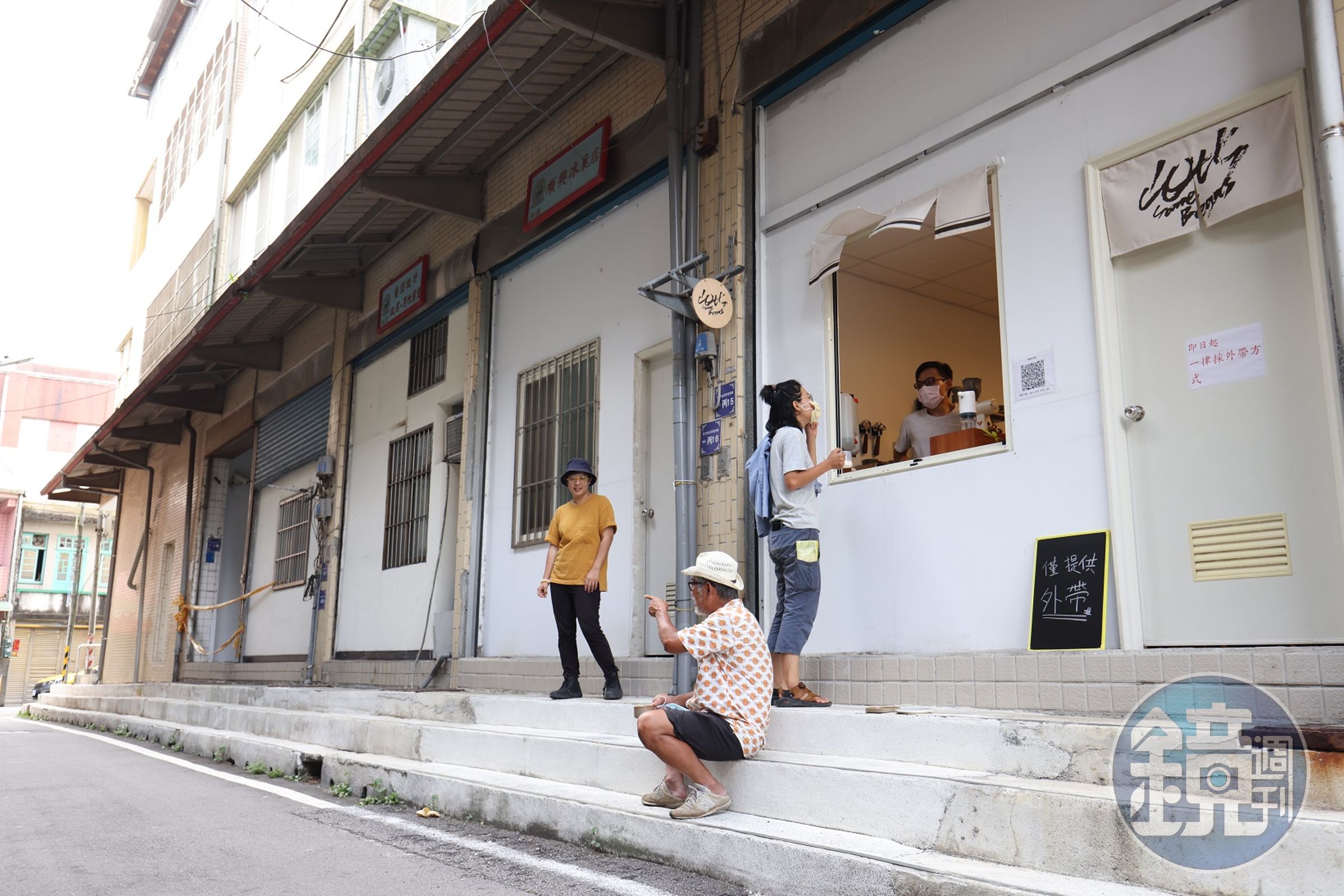 旅客可坐在「山日比SomeBeans」門口階梯，配雙溪風景喝咖啡。