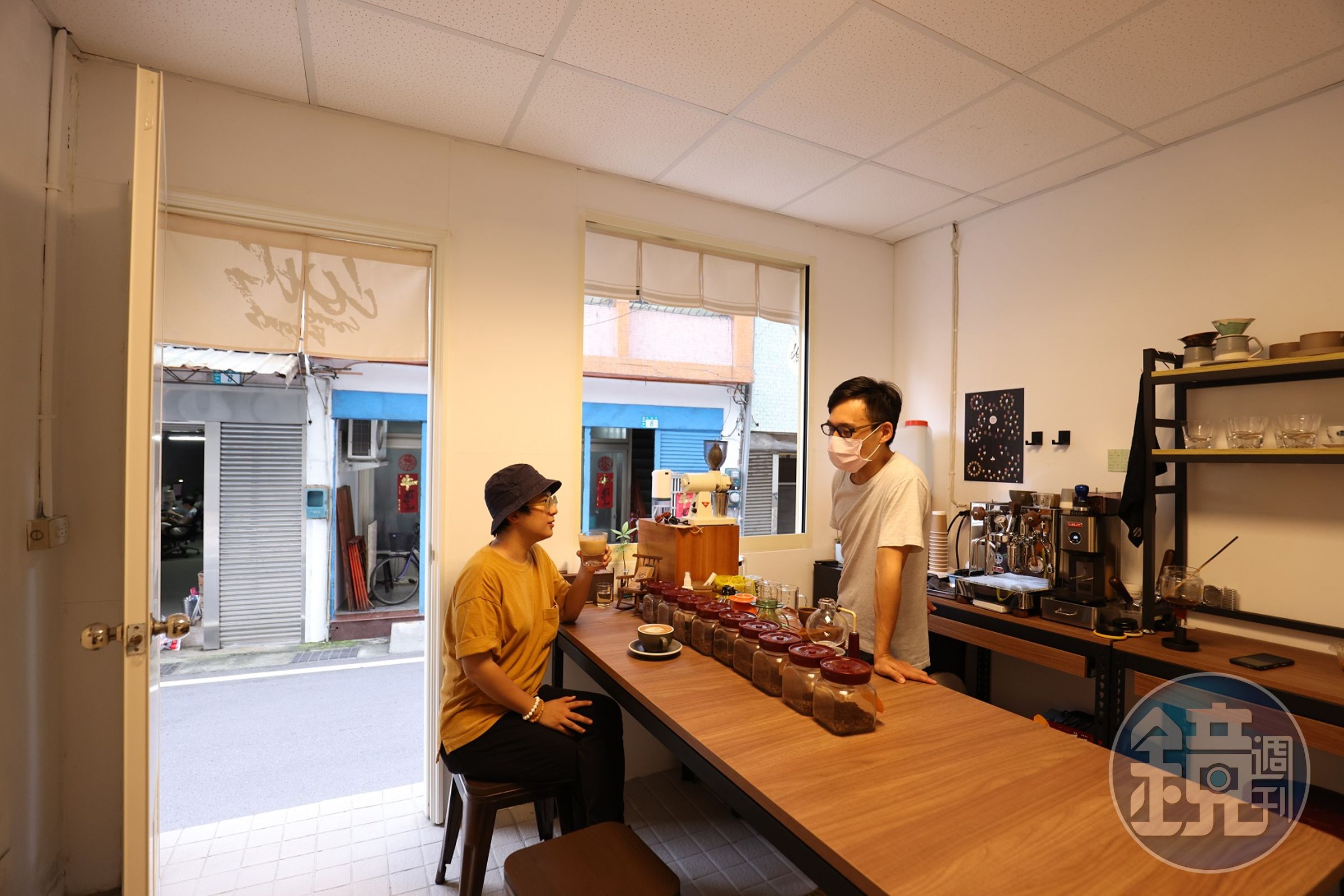店內空間不大，但每個位置都可跟阿崑聊咖啡知識。