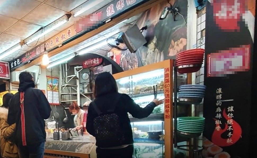 中壢火車站附近一家滷味攤遭網友指控亂喊價，業者則表示一切都是誤會。（翻攝自Google Map）