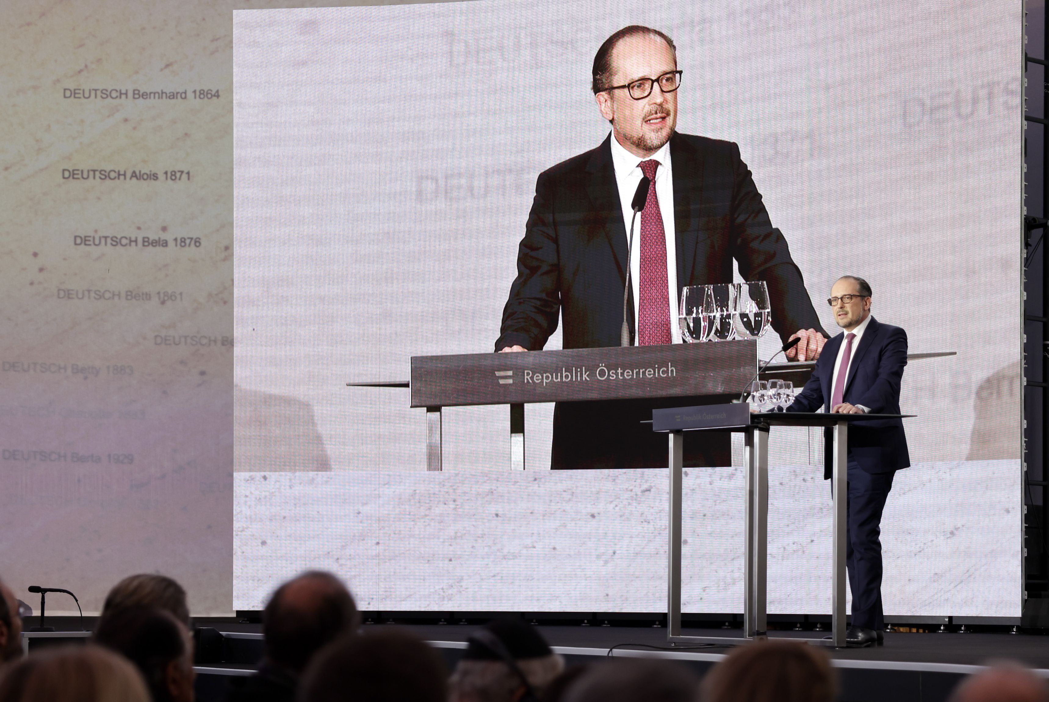 奧地利總理查倫伯（圖）宣布，未來10天將展開防疫封鎖令，限制那些未接種疫苗的人。（翻攝自Alexander Schallenberg推特）