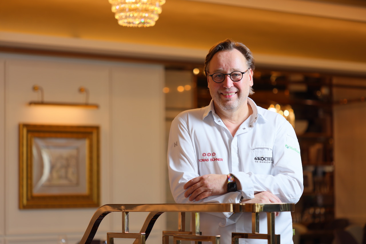 擔任餐飲顧問的Thomas Bühner不定期飛來指導，餐廳在建置期間還依其指示打造廚房動線。