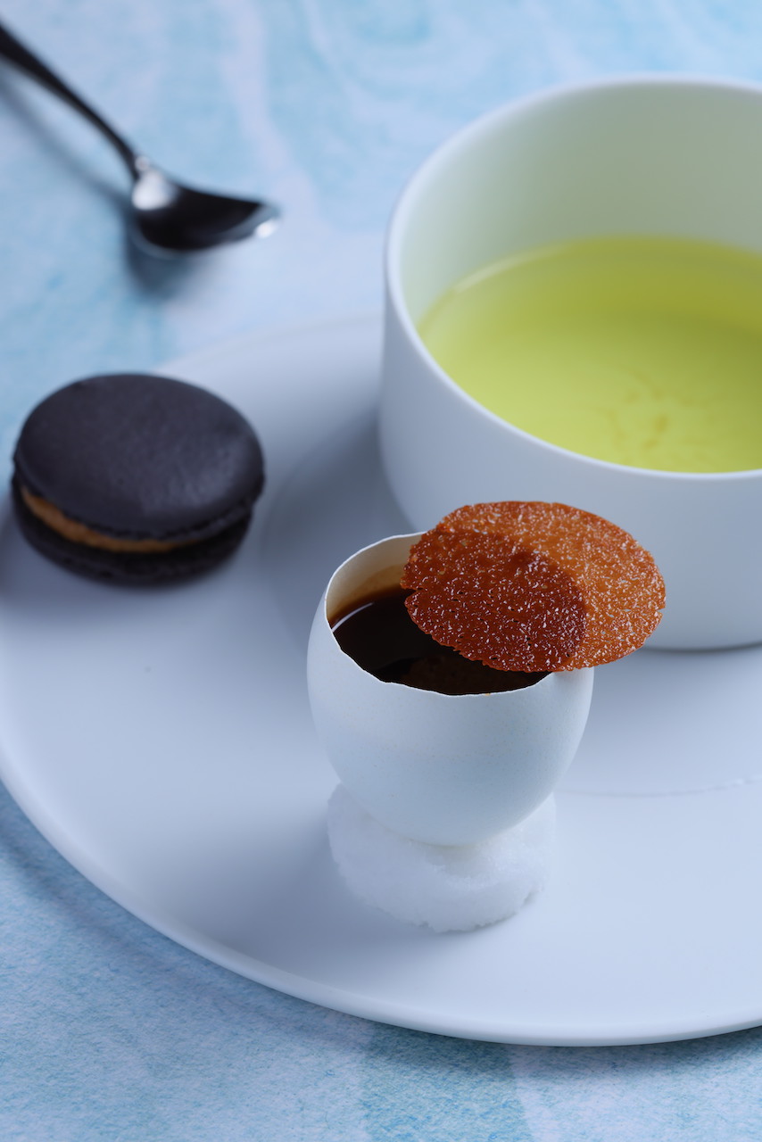 甜點「茶韃靼蕎麥茶，醬油烤布蕾，烏魚子馬卡龍」鹹甜交織，帶有台灣風味辨識度。（4,900元套餐菜色）
