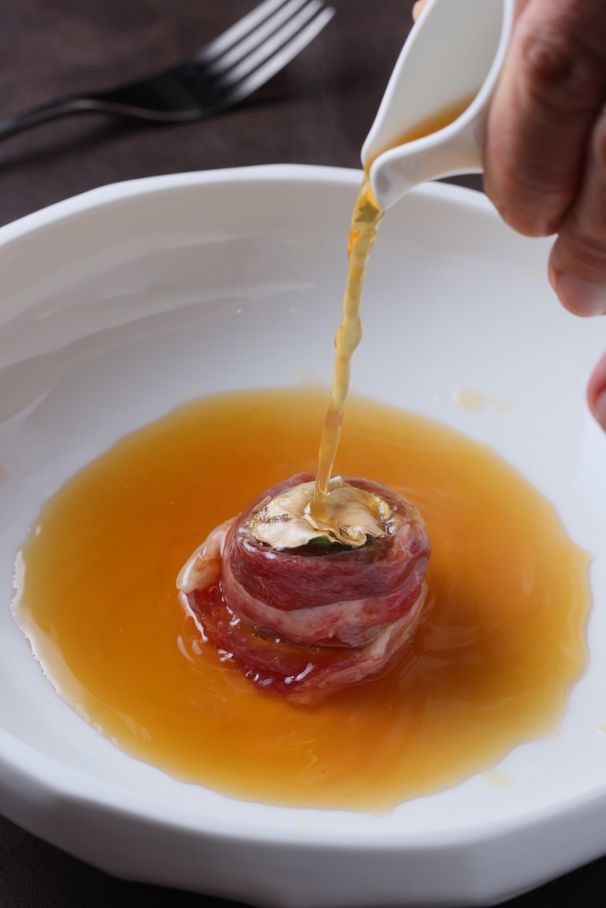 「21天燻熟成鴨架澄清湯」肉片半熟軟黏、湯汁甘甜。（380元／份）