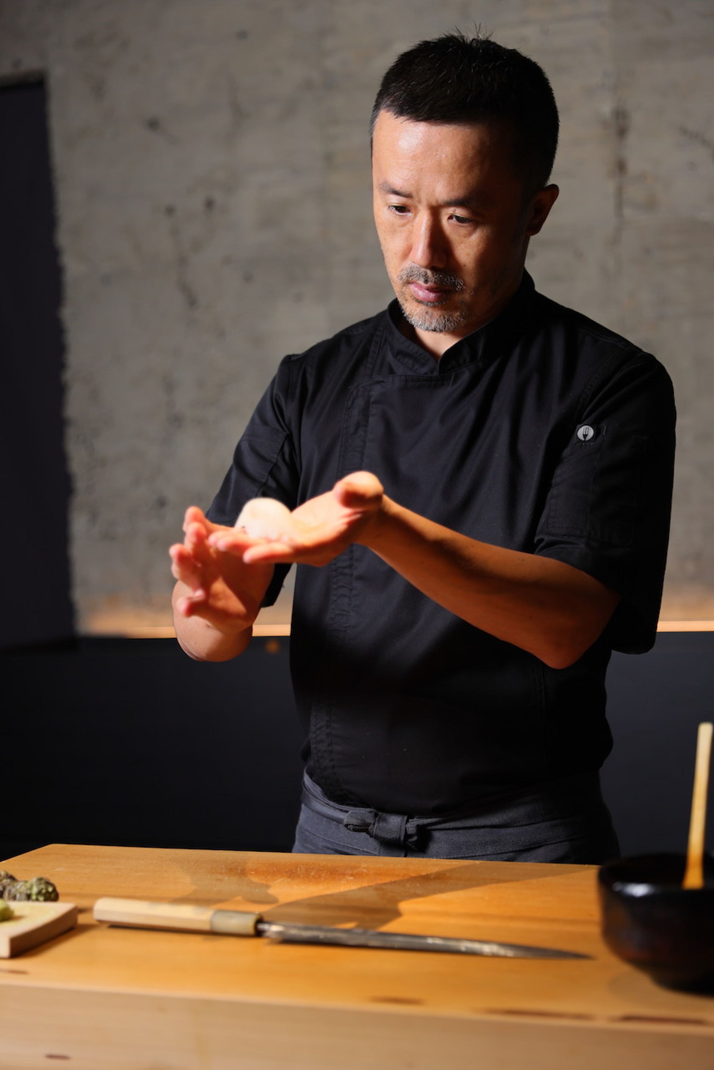 主廚劉濟安展現料理人美感，讓壽司餐廳也能成為藝術展場。