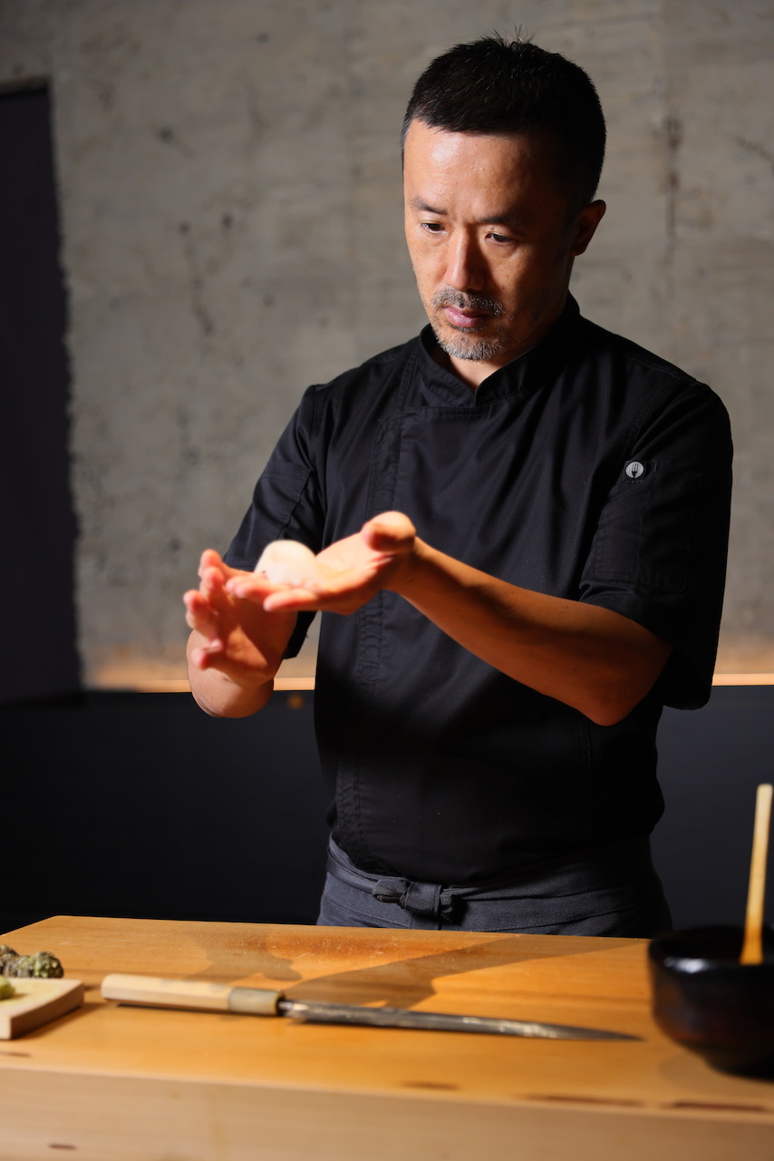 主廚劉濟安展現料理人美感，讓壽司餐廳也能成為藝術展場。