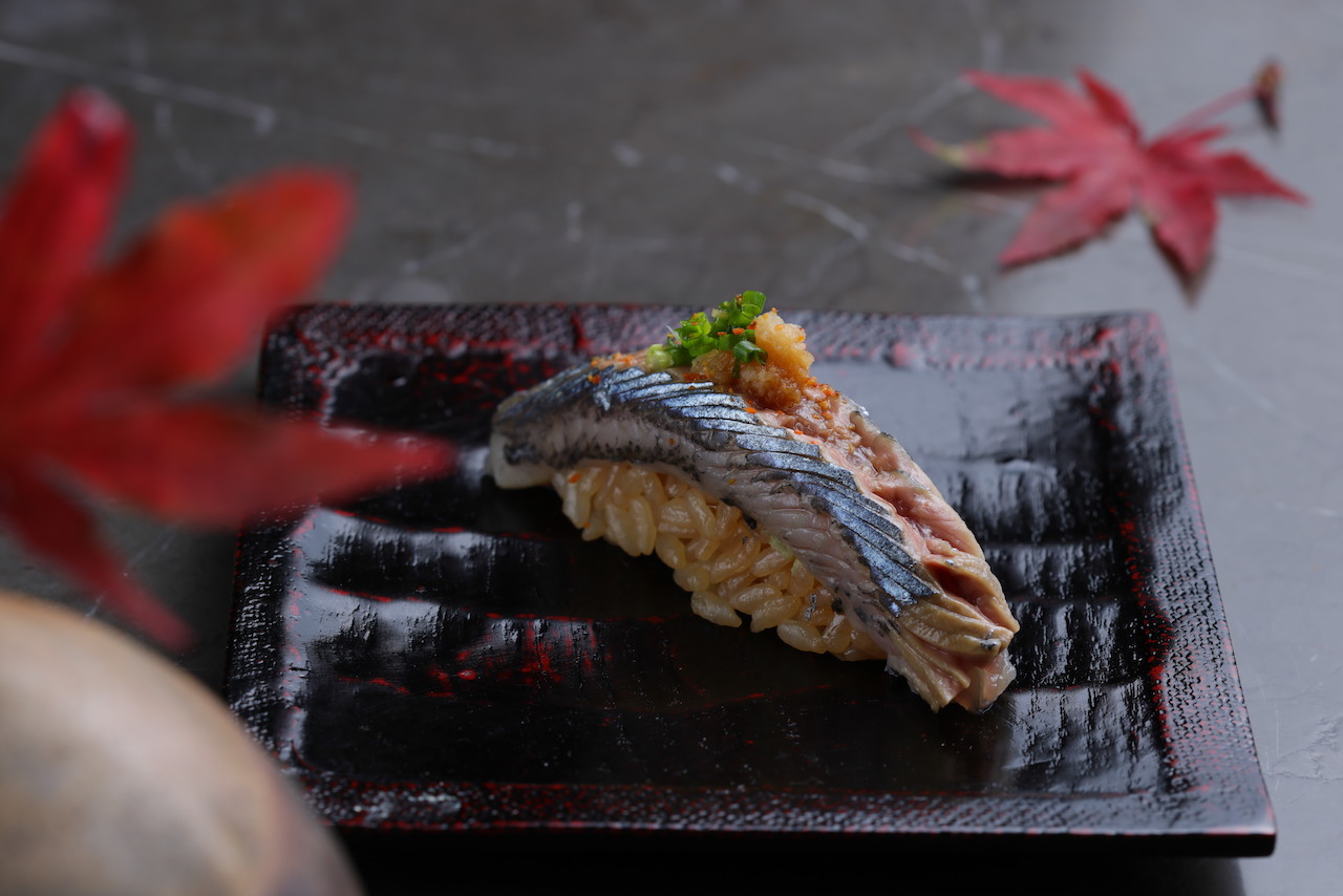 銀光閃閃的「秋刀魚」，以精細刀工勻化魚脂，入口欲化，肉色香滑。（3,000元套餐菜色，不固定供應）