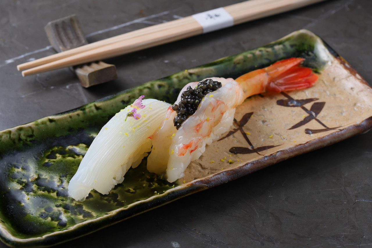 「魚子醬牡丹蝦」（右，6,000元套餐菜色）及「80刀」（左，3,000元套餐菜色），壓在微溫醋飯上3秒入口，鮮味交融相滲。