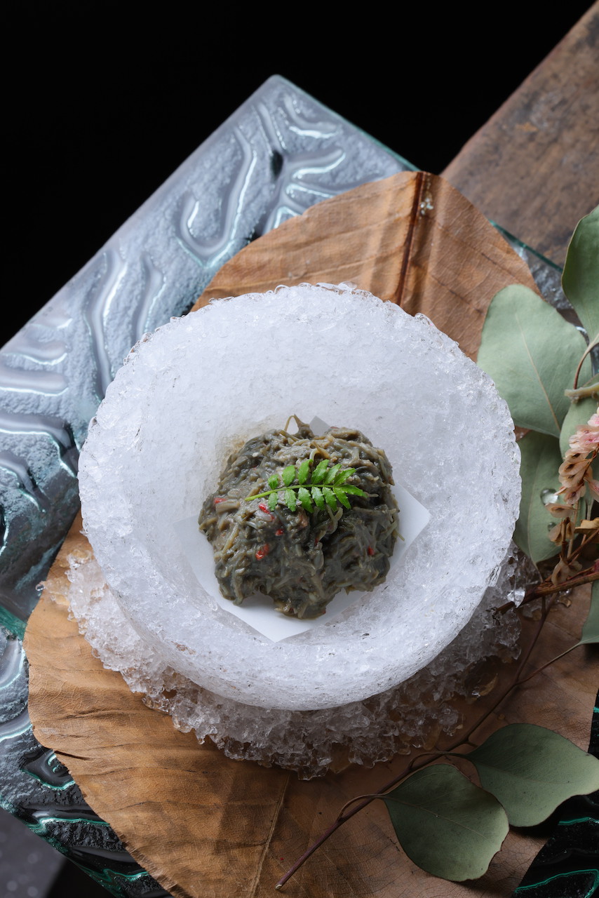 盛裝在冰盅裡的「松葉蟹肉．蟹膏」，以冰沁包覆濃稠感。（6,000元套餐菜色）