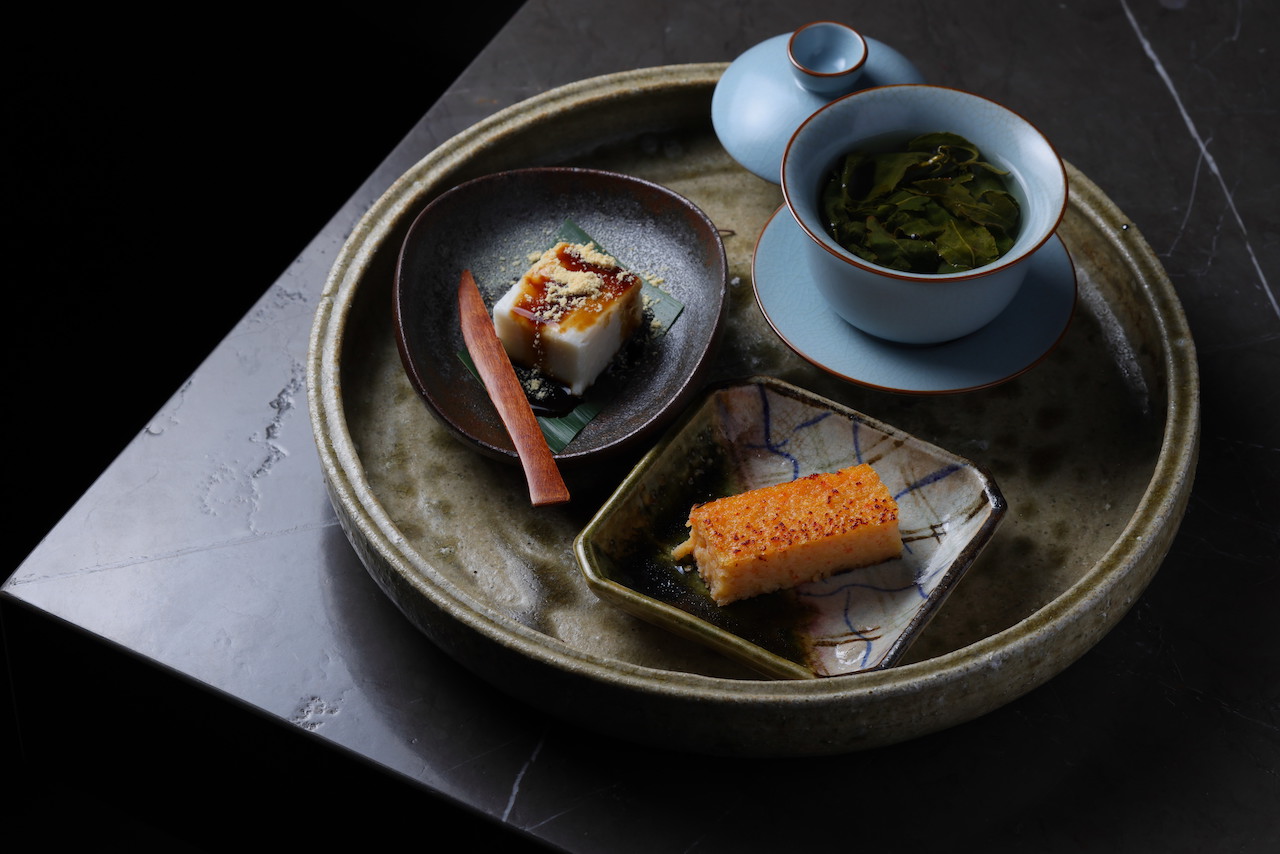 點心「厚蛋煎」（前）「葛切」（左）搭配「高山茶」（右），以素樸的日式甘甜緩緩收尾。