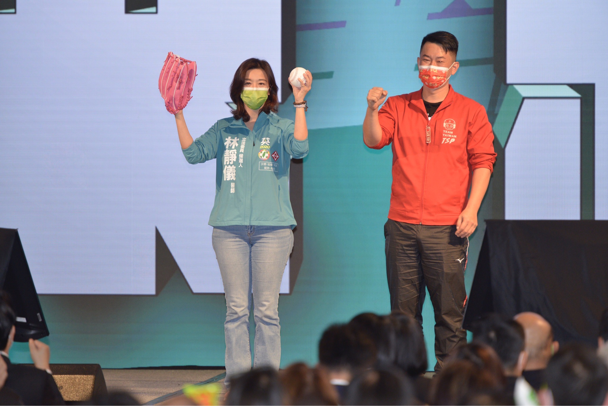 林靜儀在競選總幹事陳柏惟等人陪同下登記中二立委補選。（本刊資料照）