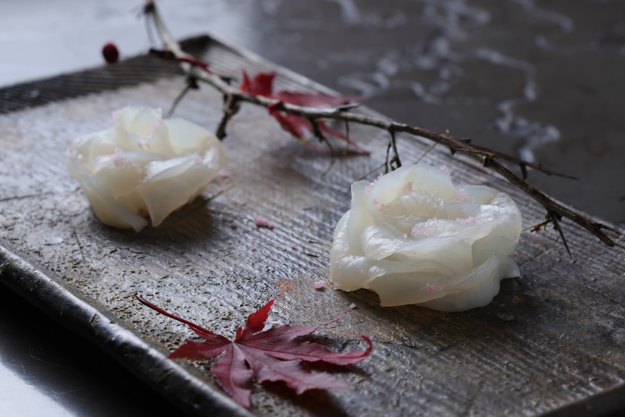 疊成玫瑰花形的「比目魚」，透光Q彈。（3,000元套餐菜色）