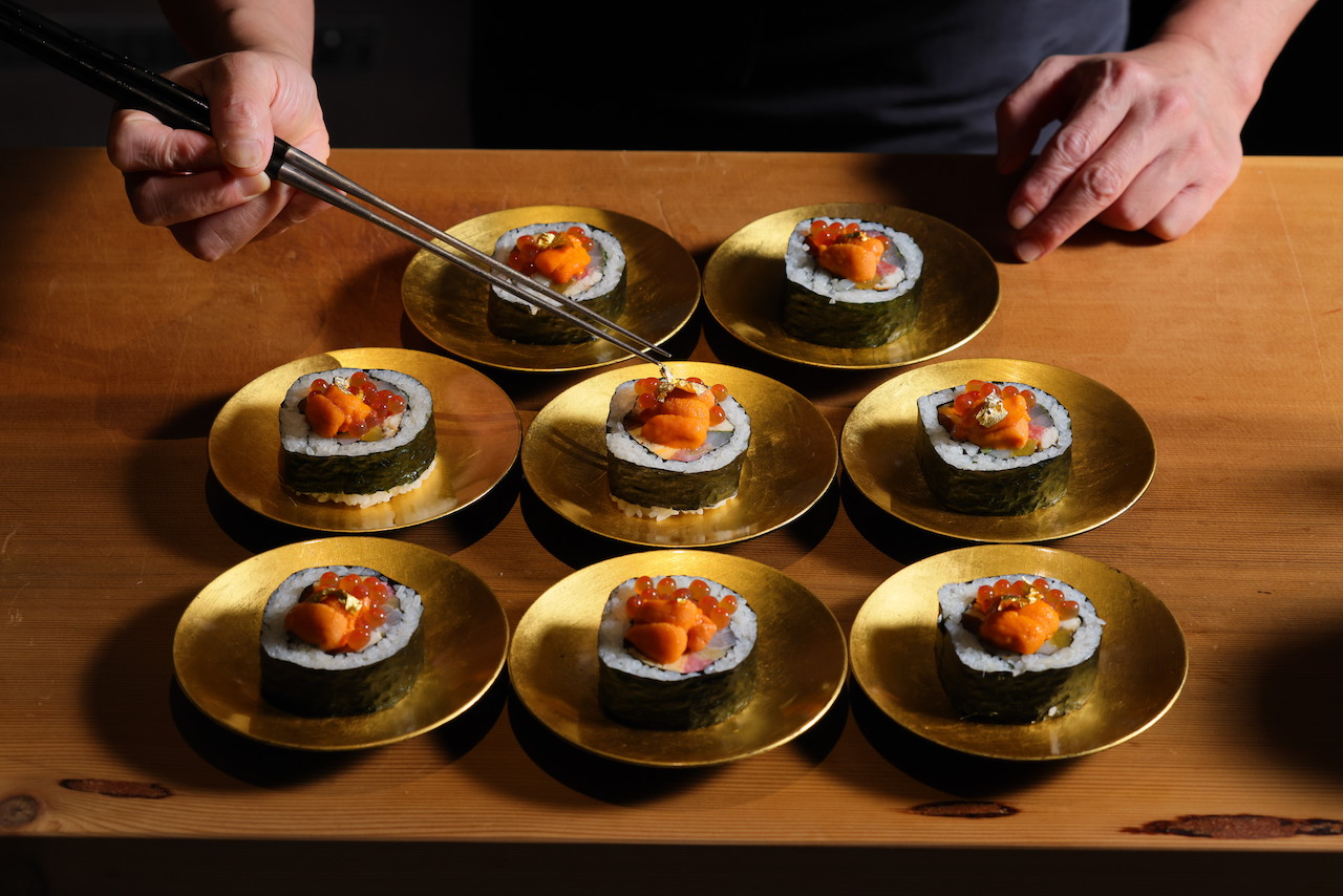「太捲」捲入山海物產，最後點上金箔，氣勢華麗。（1,800元／單點，須預訂）