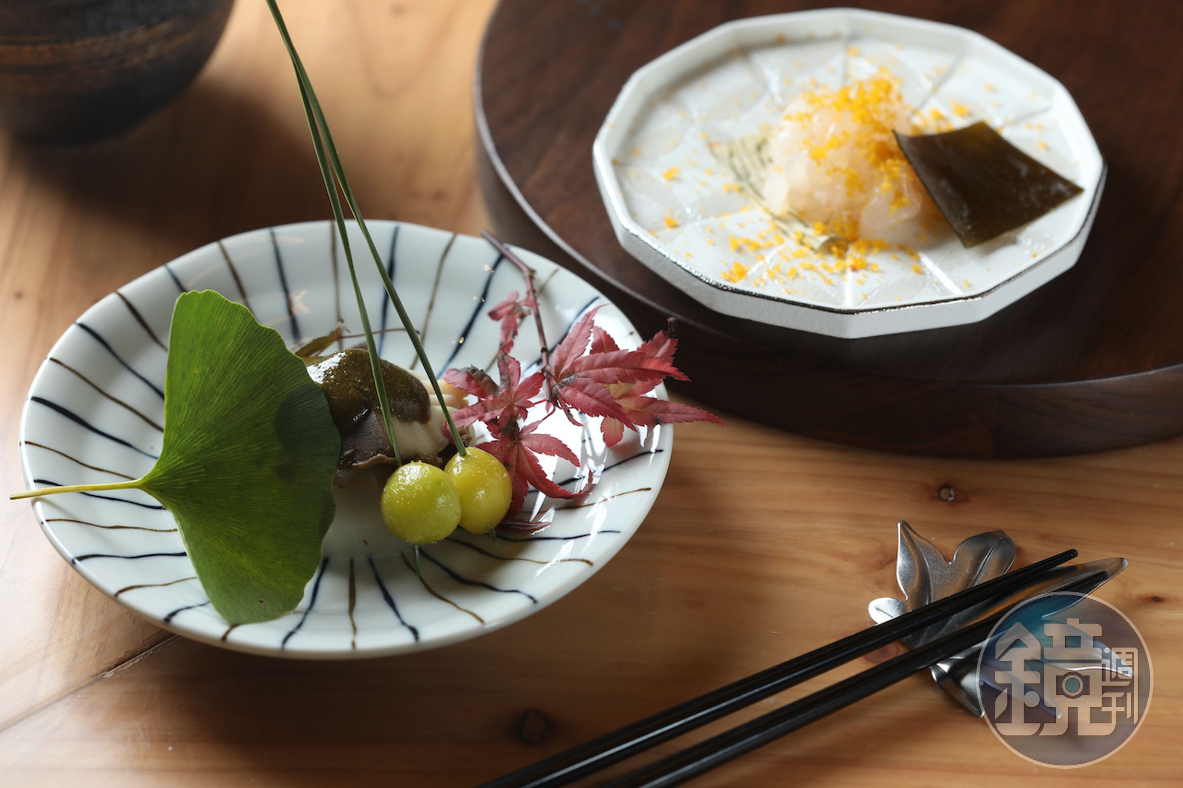 小皿裡的「靜岡產 黑鮑魚 肝醬油 蕪菁 吹き寄せ 」（左）風味濃郁，口感彈潤；「富山產 白蝦 磯雪昆布 烏魚子 」（右），集結海水和醃漬物的多重鮮味，像海潮拍打舌蕾。（皆9,800元套餐菜色）