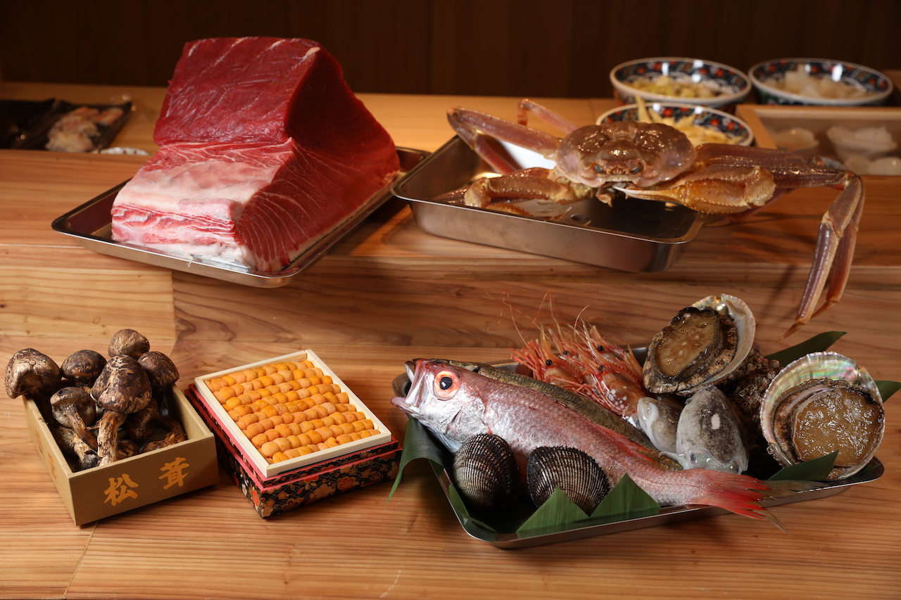 高檔的黑鮑魚、紫海膽、鮪魚、松茸等，在板前列隊編成食材強打線。