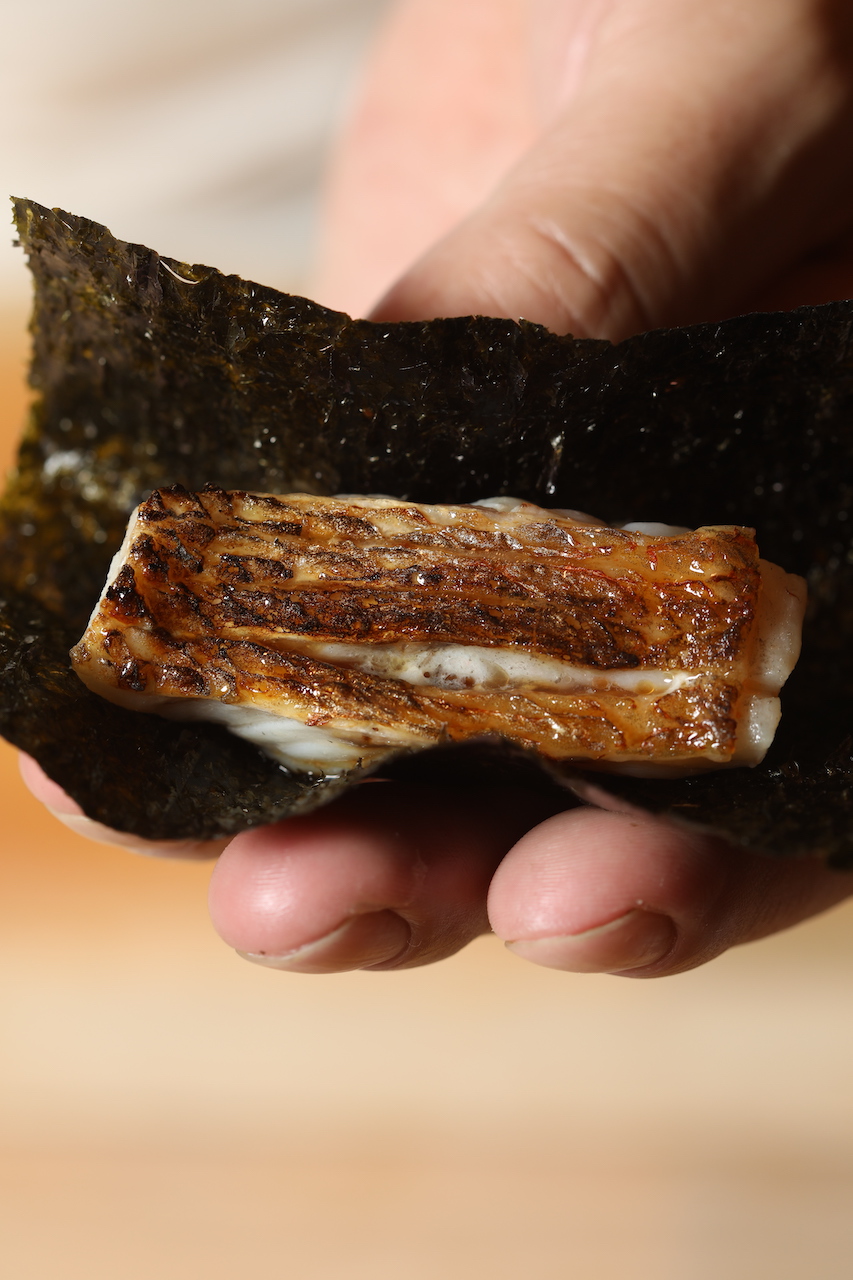 「大溪產 紅喉」表皮金黃酥香，魚肉甜嫩。（9,800元套餐菜色）