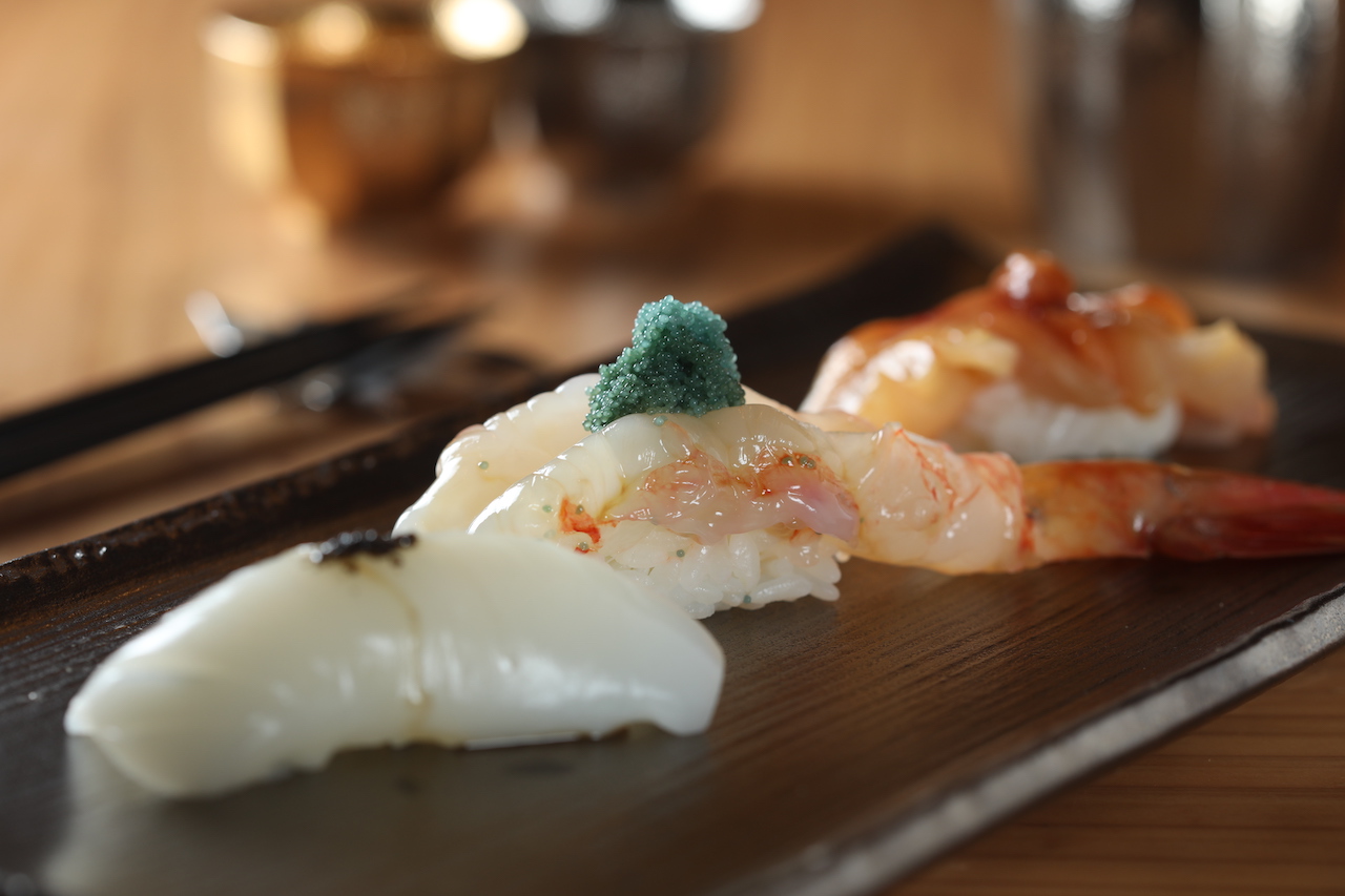 「島根產 赤貝」（右起）「北海道產 牡丹蝦」「兵庫產 新烏賊 墨汁鹽」，蝦貝彈脆鮮黏，總能帶來愉悅的口感。（皆9,800元套餐菜色）
