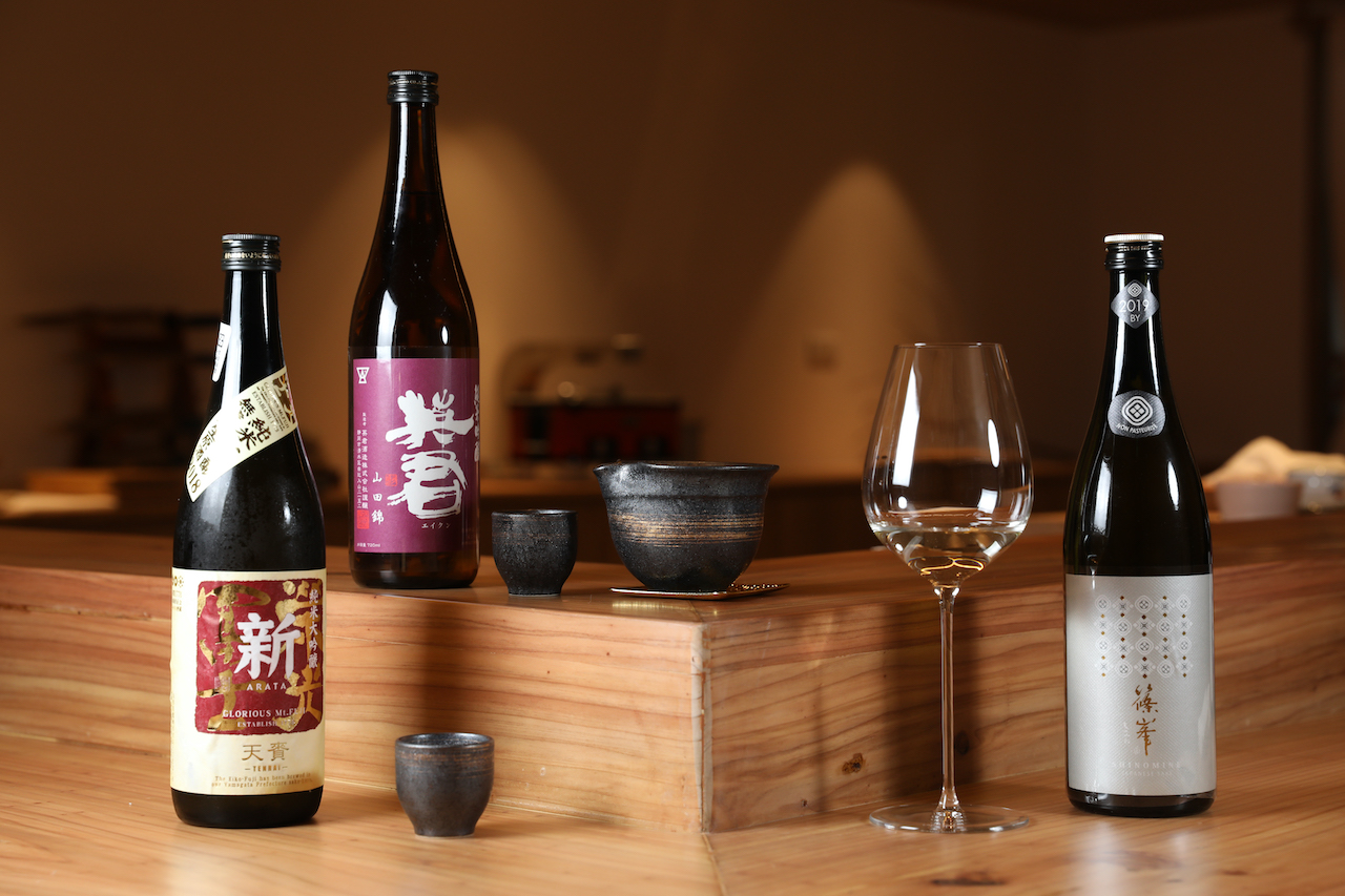 清酒「筱峯」純米大吟釀（右，3,880元／瓶）、「英君」純米吟釀（中，2,880元／瓶）或「榮光富士」酒造出產的純米大吟釀（左4,280元／瓶），各自展現淡麗到辛口之美，適宜搭配日式料理。