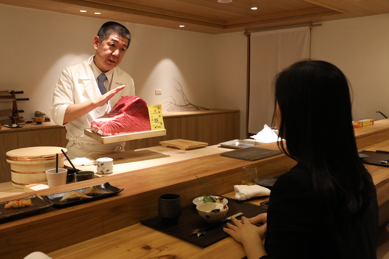 來台15年的日籍料理長岩城勉（Iwaki Tsutomu），親切關照板前貴客，營造愉快輕盈的用餐氣氛。