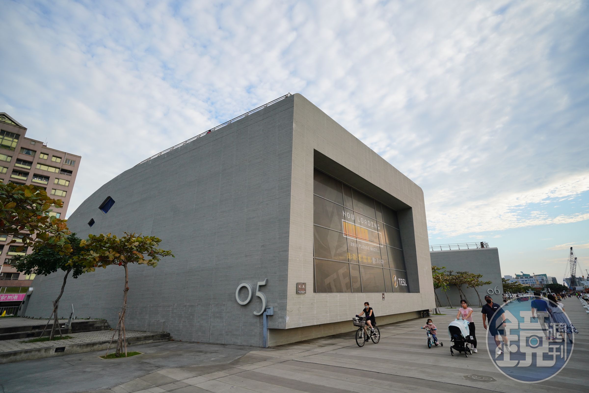 鯨魚堤岸以鯨魚群為建築意象設計，共有6棟獨立式展演空間，目前已有4棟啟動營運，其中1棟為高雄電競館。