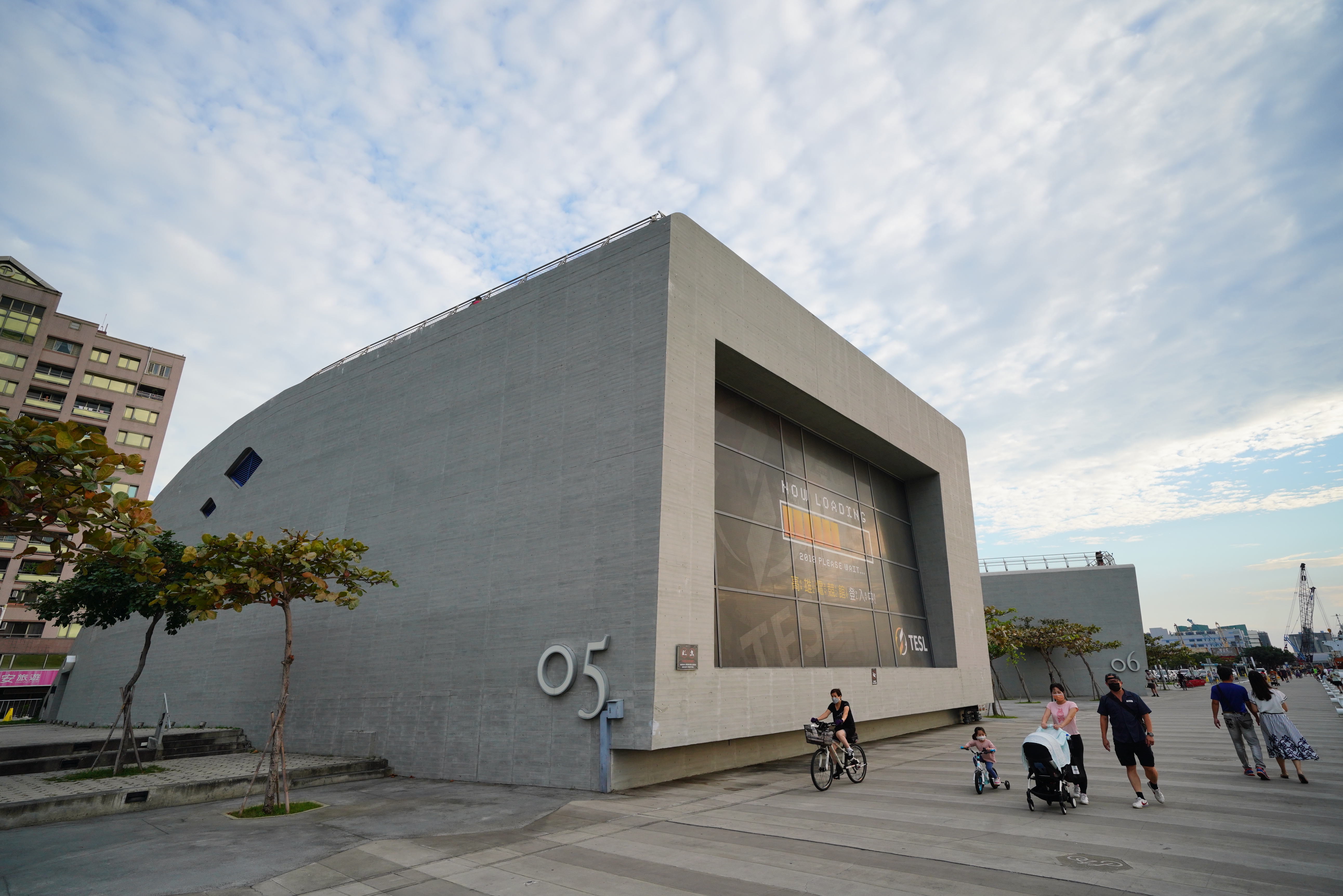 鯨魚堤岸以鯨魚群為建築意象設計，共有6棟獨立式展演空間，目前已有4棟啟動營運，其中1棟為高雄電競館。