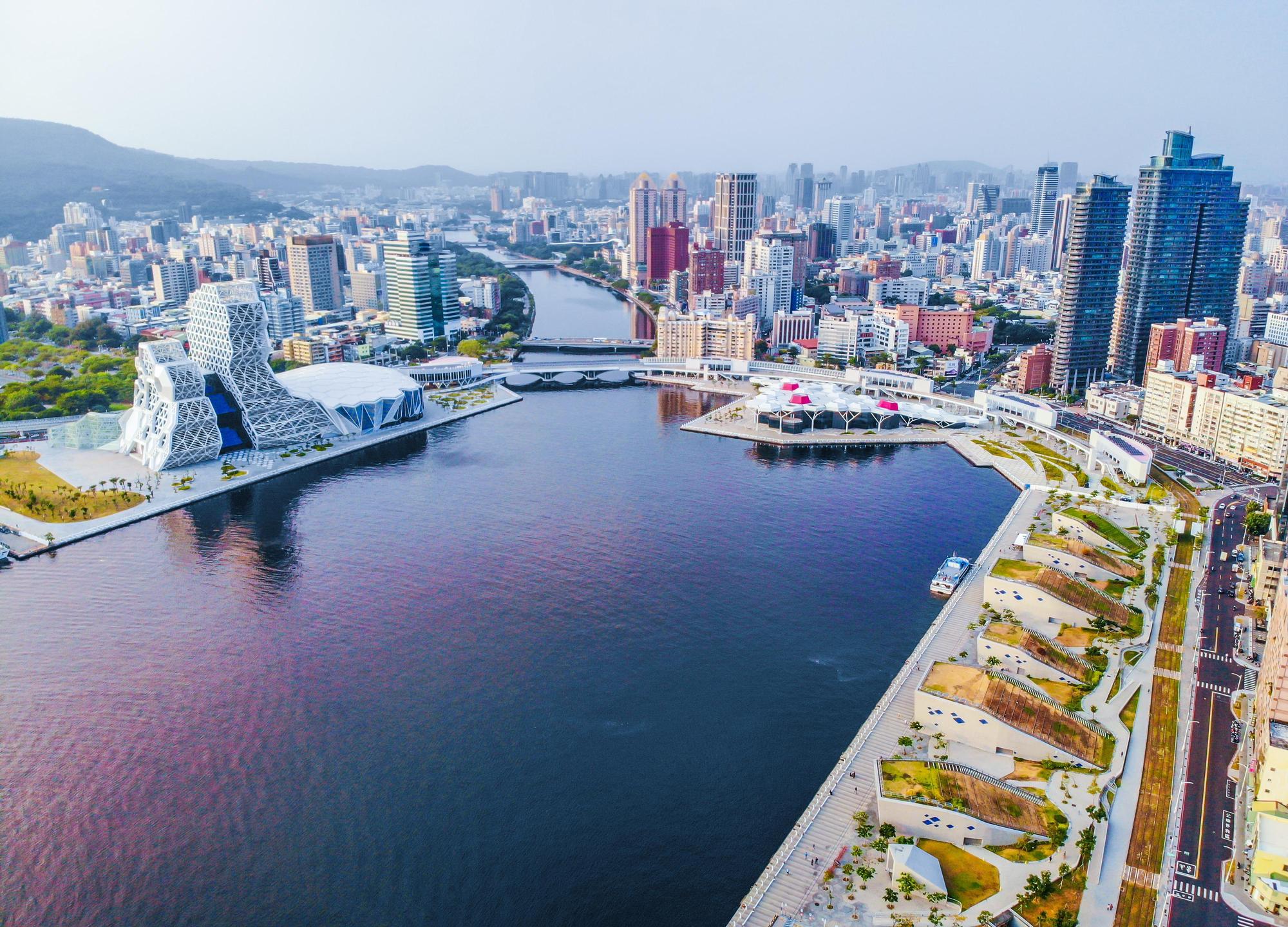 高流園區橫跨愛河兩岸,占地約12公頃。(高流提供)