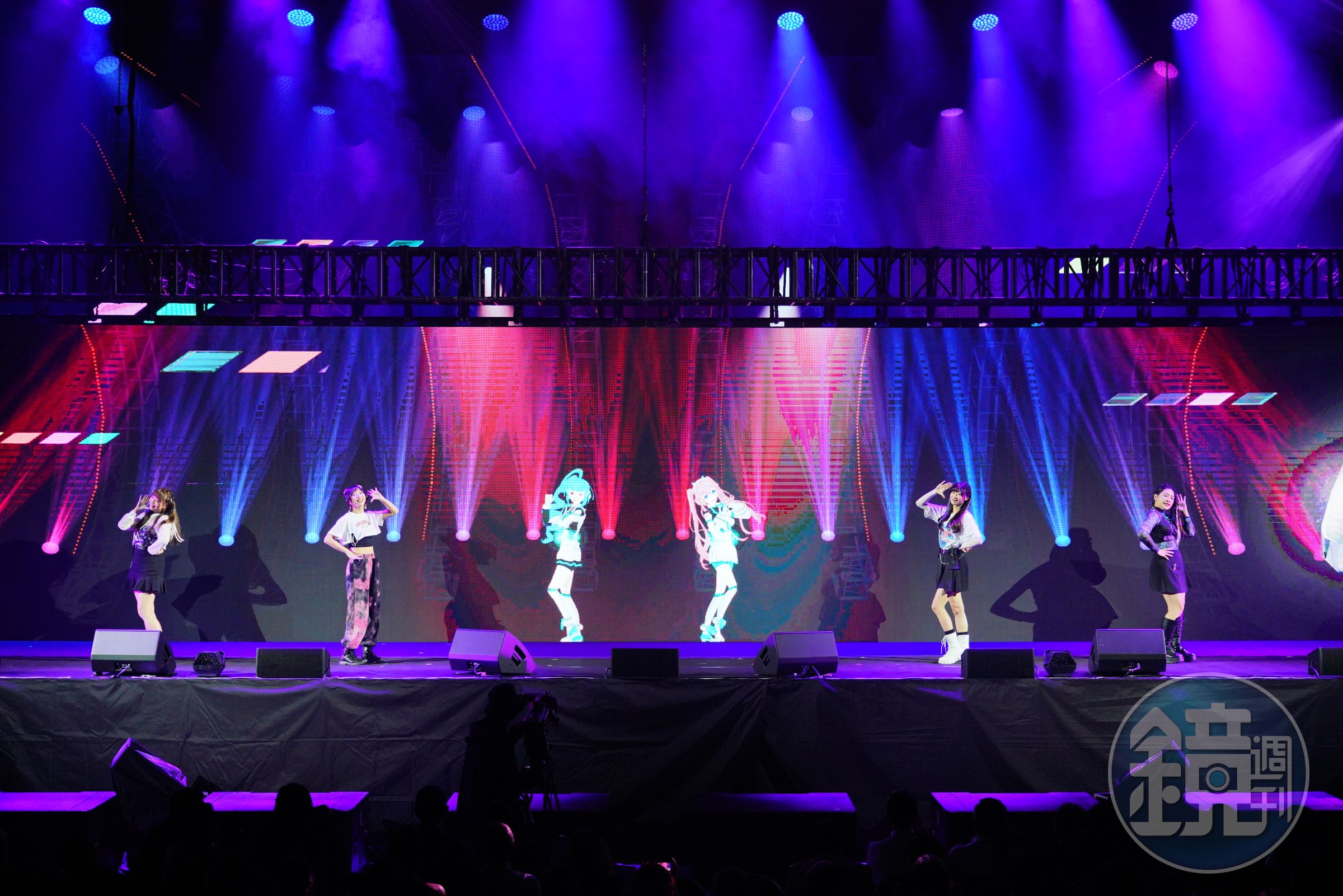 高雄虛擬偶像「輕軌少女」於開幕演唱會進行虛實共演，呼應高雄推動5G AIoT產業。