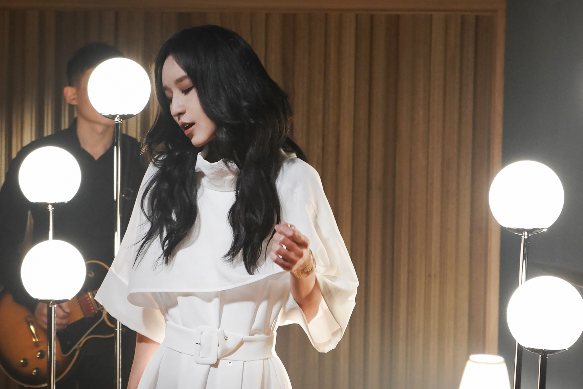 法蘭重編、重唱〈浪人情歌〉,詮釋女子漢如氣泡酒一樣順口、後勁卻會慢慢上來的情緒。(相映音樂提供)