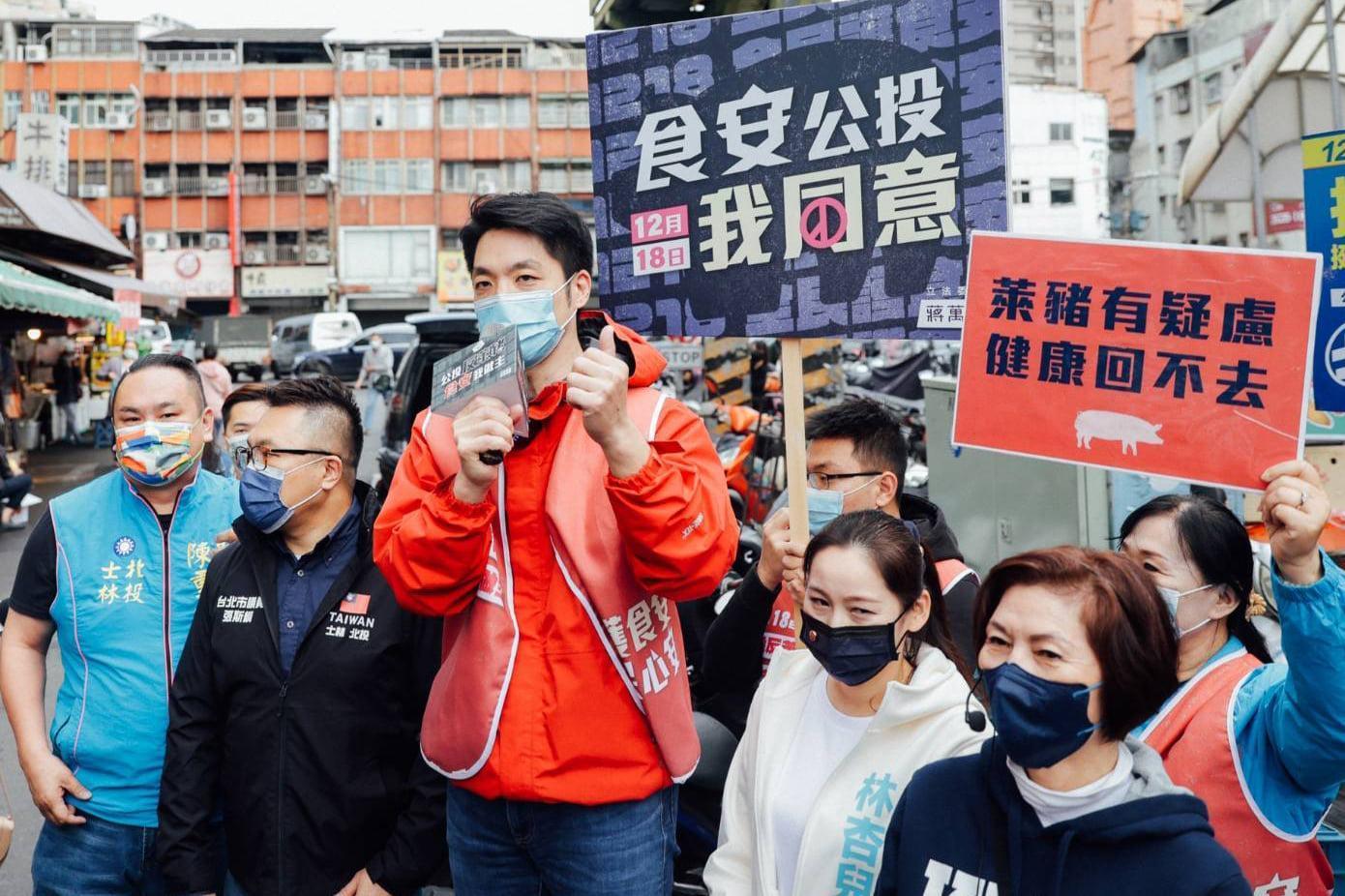 蔣萬安週末到台北市的市場街講宣傳反萊豬，遭民眾反批「萊牛為什麼可以吃？」（翻攝自蔣萬安臉書）