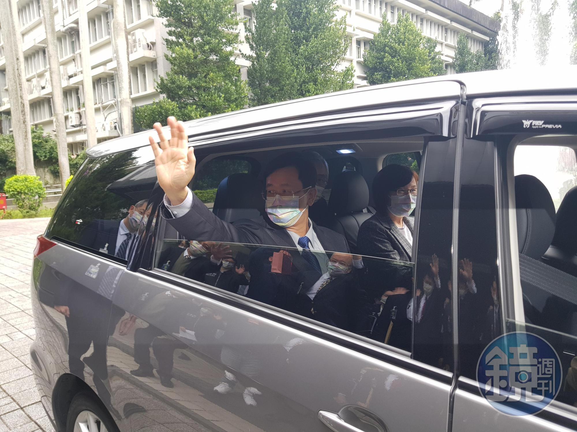 呂文忠卸下調查局長職務，昔日部屬紛紛揮手歡送他赴最高檢就任新職。