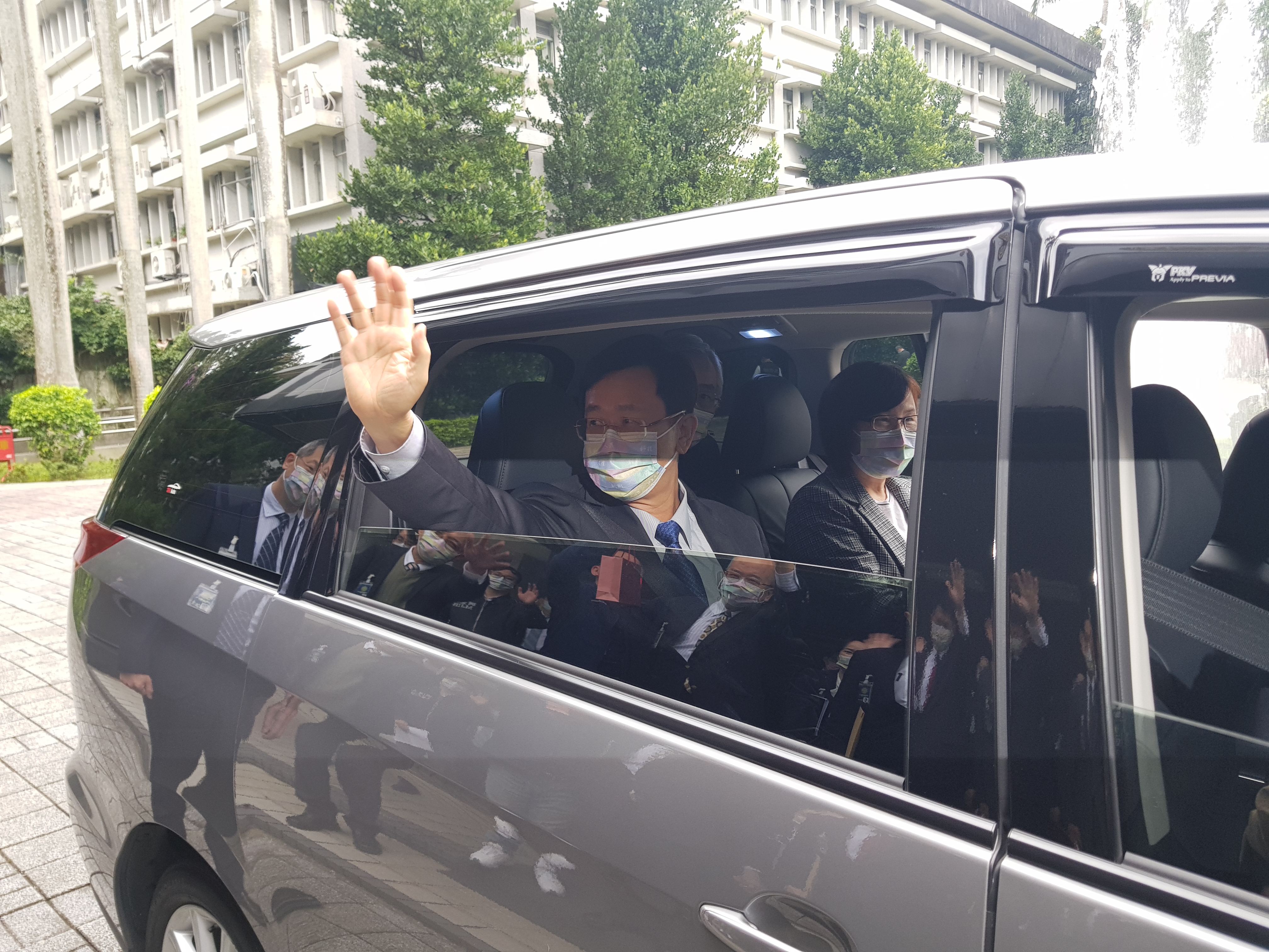 呂文忠卸下調查局長職務，昔日部屬紛紛揮手歡送他赴最高檢就任新職。