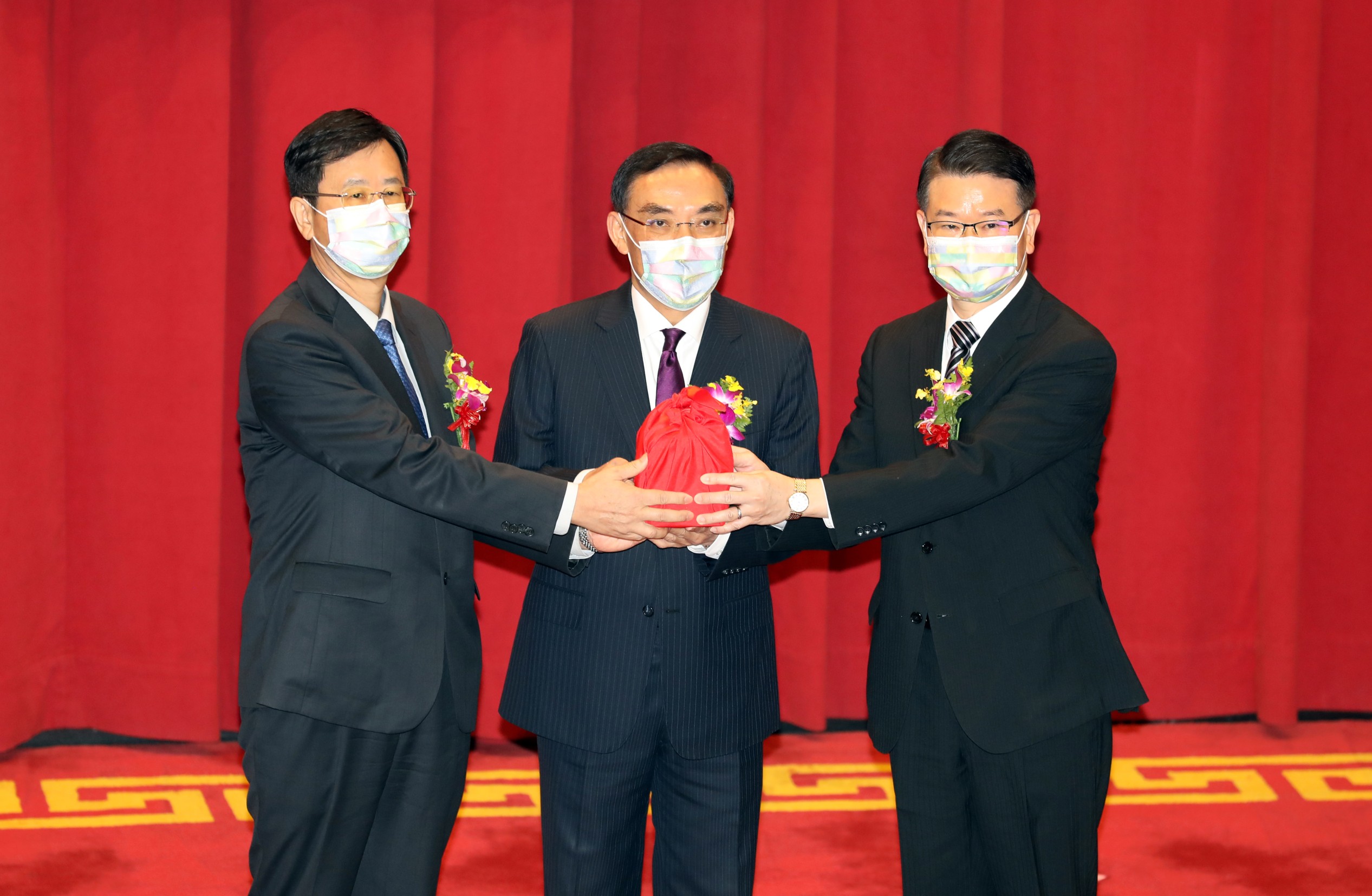 法務部調查局今（15日）舉行卸、新任局長交接典禮，由法務部長蔡清祥（中）監交。