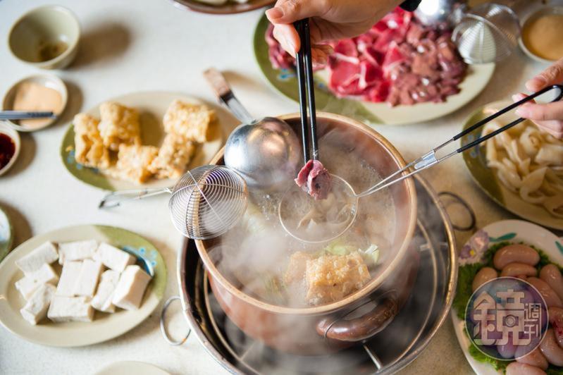 天氣一變冷，許多人都會去吃薑母鴨或羊肉爐驅寒。（示意圖，本刊資料照）