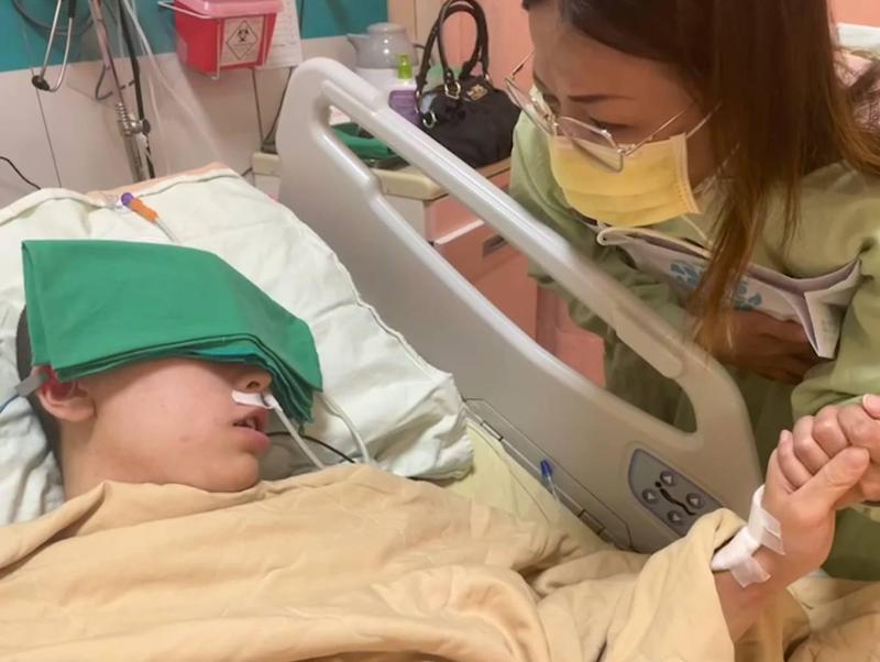 宋姓男大生病情好轉，但母親坦言兒子仍活在恐懼中。（家屬提供）